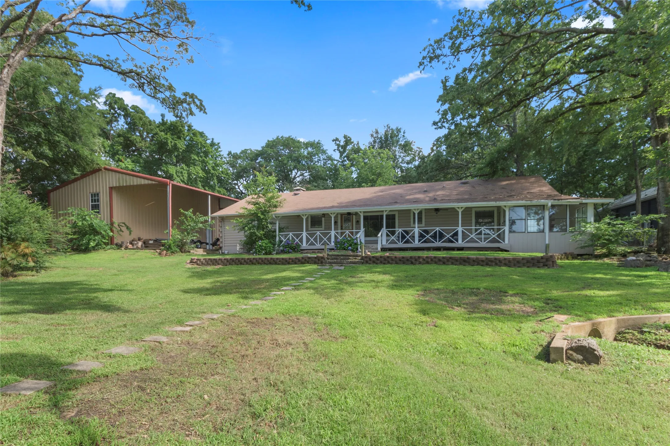 Single Family Residence For Rent in Henderson County , 323 Dyer Circle, Payne Springs, Texas 75156, 3 Bedroom, 2 Bathroom, 3 Garage spaces, 2,040 Sqft, built in 1984, mls#21328052, Real Estate Agent in Payne Springs, Homes For Rent in Henderson county, Homes For Rent in Payne Springs, Realtor in Payne Springs Texas, Real Estate Brokerage Independent Realty Texas, Luminita Cordes Realtor