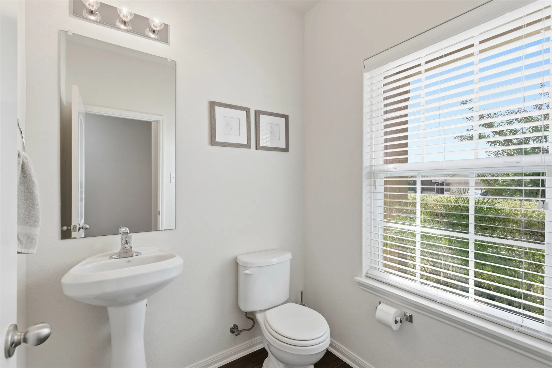 Single Family Residence For Sale in Dallas County , 14229 Bridgeview Lane, Dallas, Texas 75253, 3 Bedroom, 3 Bathroom, 2 Garage spaces, 1,946 Sqft, built in 2017, mls#21328502, Real Estate Agent in Dallas, Homes For Sale in Dallas county, Homes For Sale in Dallas, Realtor in Dallas Texas, Real Estate Brokerage Independent Realty Texas, Luminita Cordes Realtor