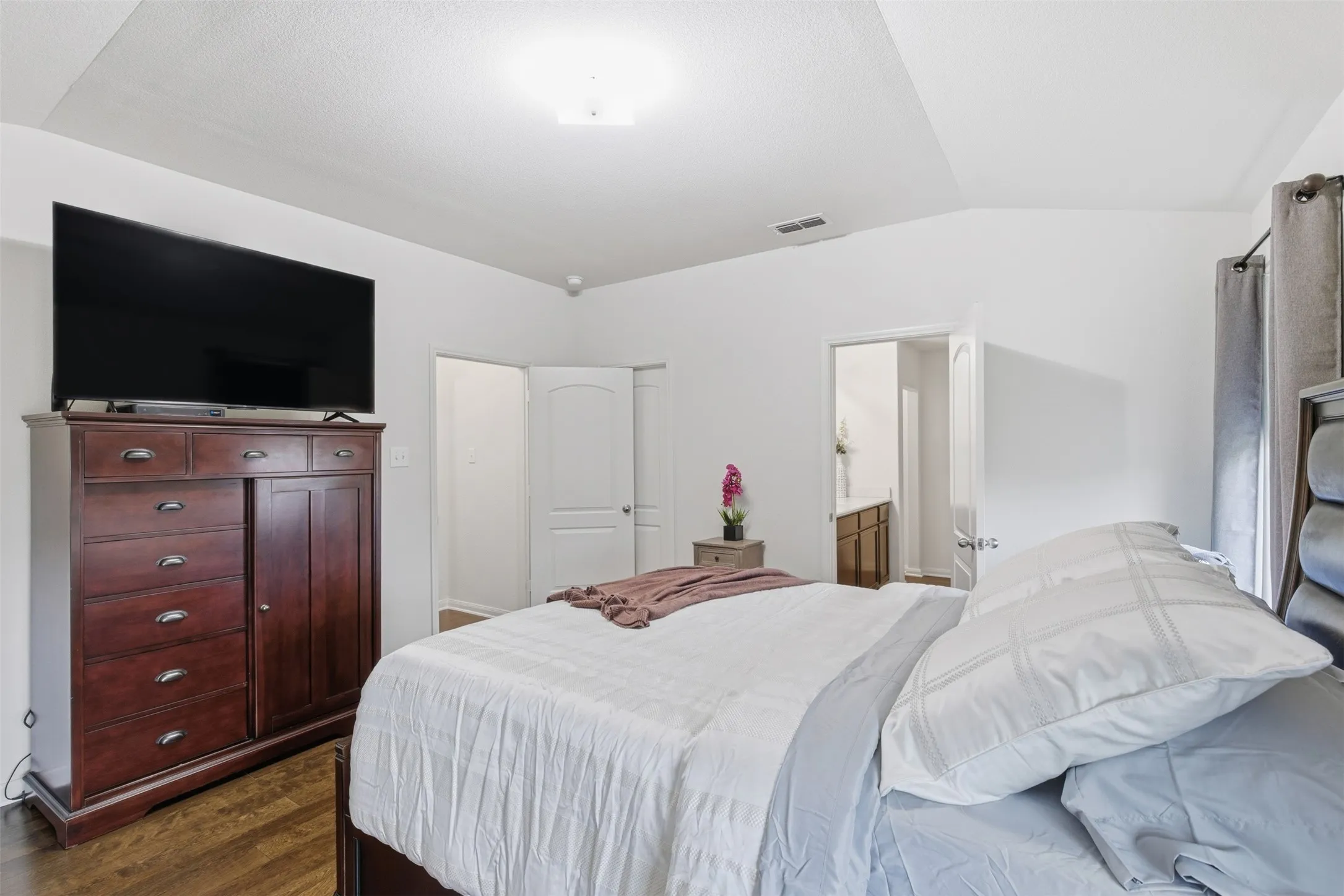 Single Family Residence For Sale in Dallas County , 14229 Bridgeview Lane, Dallas, Texas 75253, 3 Bedroom, 3 Bathroom, 2 Garage spaces, 1,946 Sqft, built in 2017, mls#21328502, Real Estate Agent in Dallas, Homes For Sale in Dallas county, Homes For Sale in Dallas, Realtor in Dallas Texas, Real Estate Brokerage Independent Realty Texas, Luminita Cordes Realtor