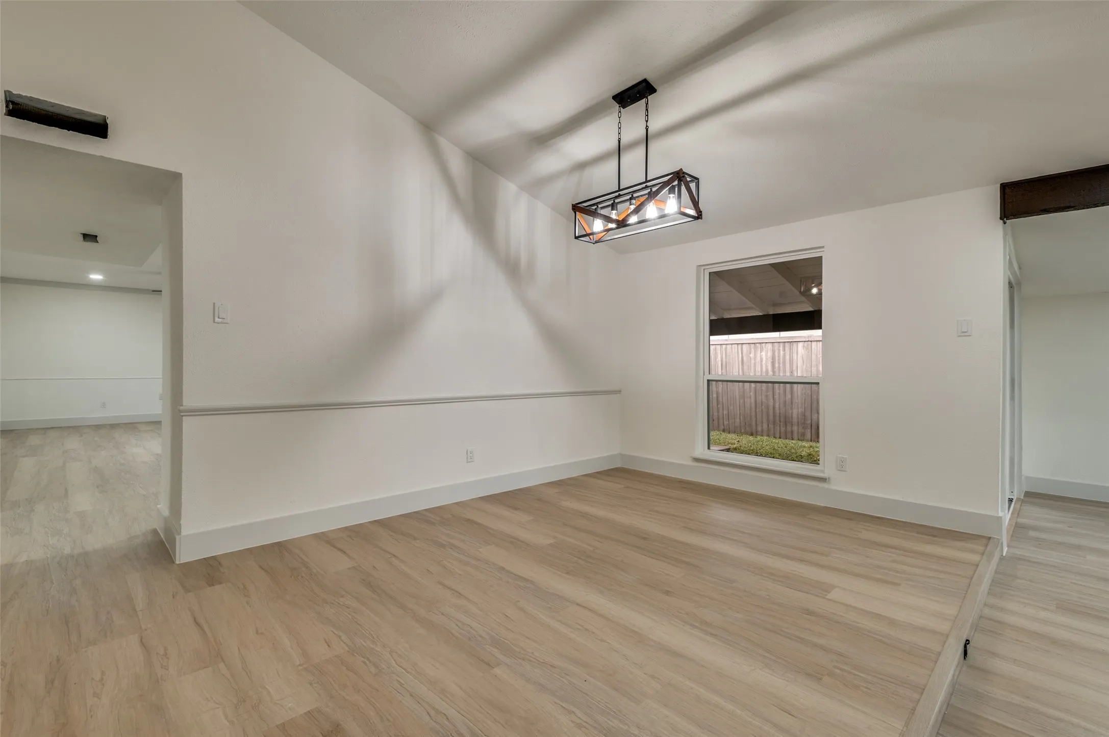 Single Family Residence For Sale in Dallas County , 8517 Van Pelt Drive, Dallas, Texas 75228, 3 Bedroom, 2 Bathroom, 2 Garage spaces, 1,960 Sqft, built in 1976, mls#21316130, Real Estate Agent in Dallas, Homes For Sale in Dallas county, Homes For Sale in Dallas, Realtor in Dallas Texas, Real Estate Brokerage Independent Realty Texas, Luminita Cordes Realtor