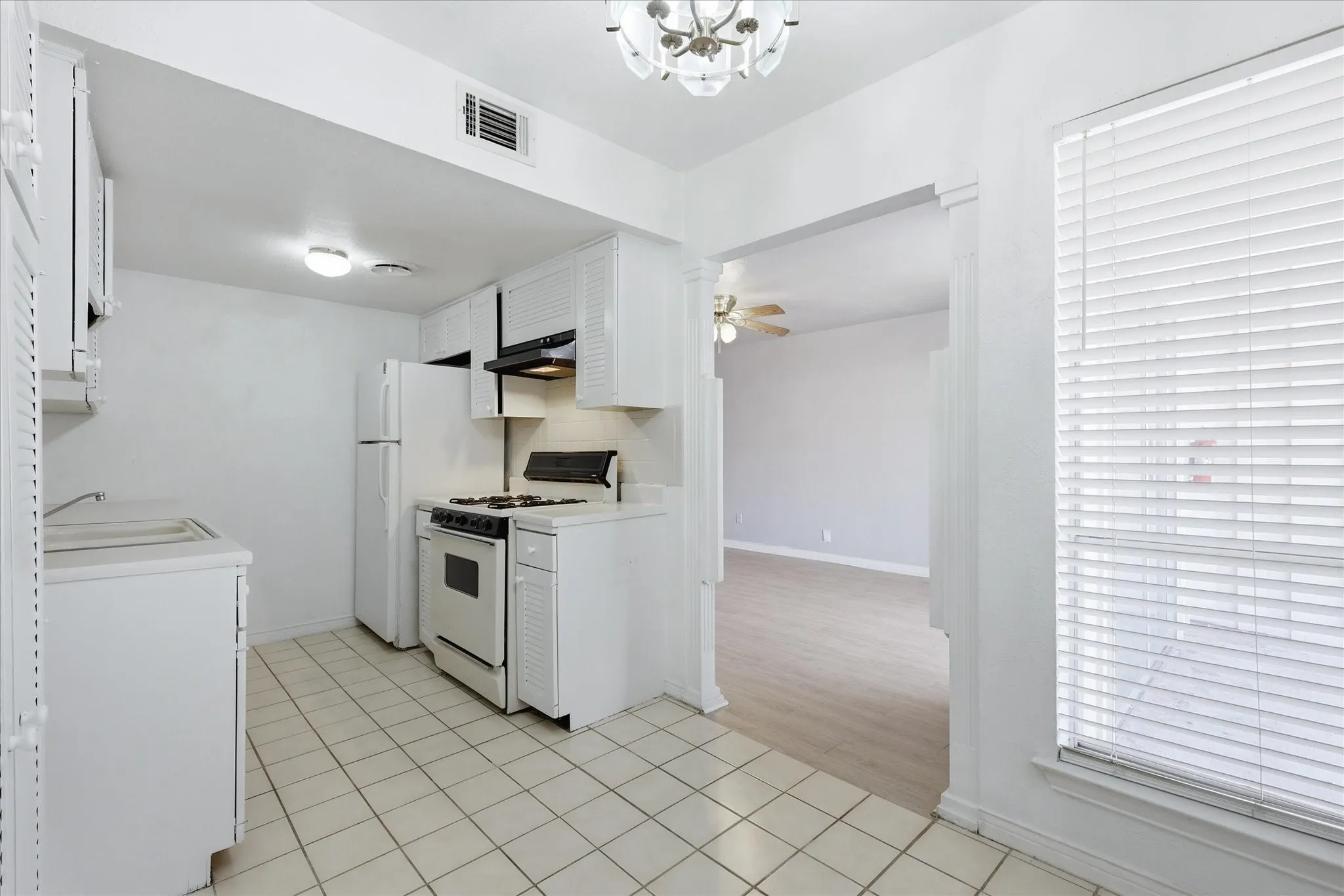 Condominium For Sale in Dallas County , 15918 Club Crest Drive 2111, Dallas, Texas 75248, 1 Bedroom, 1 Bathroom, Garage spaces, 622 Sqft, built in 1968, mls#21324644, Real Estate Agent in Dallas, Homes For Sale in Dallas county, Homes For Sale in Dallas, Realtor in Dallas Texas, Real Estate Brokerage Independent Realty Texas, Luminita Cordes Realtor