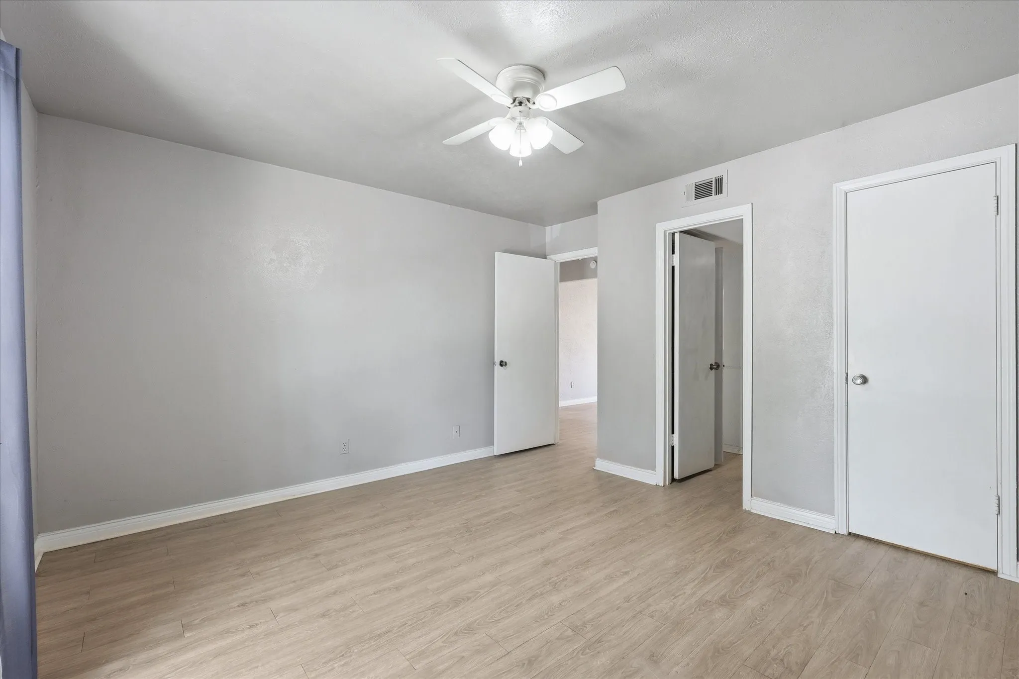 Condominium For Sale in Dallas County , 15918 Club Crest Drive 2111, Dallas, Texas 75248, 1 Bedroom, 1 Bathroom, Garage spaces, 622 Sqft, built in 1968, mls#21324644, Real Estate Agent in Dallas, Homes For Sale in Dallas county, Homes For Sale in Dallas, Realtor in Dallas Texas, Real Estate Brokerage Independent Realty Texas, Luminita Cordes Realtor