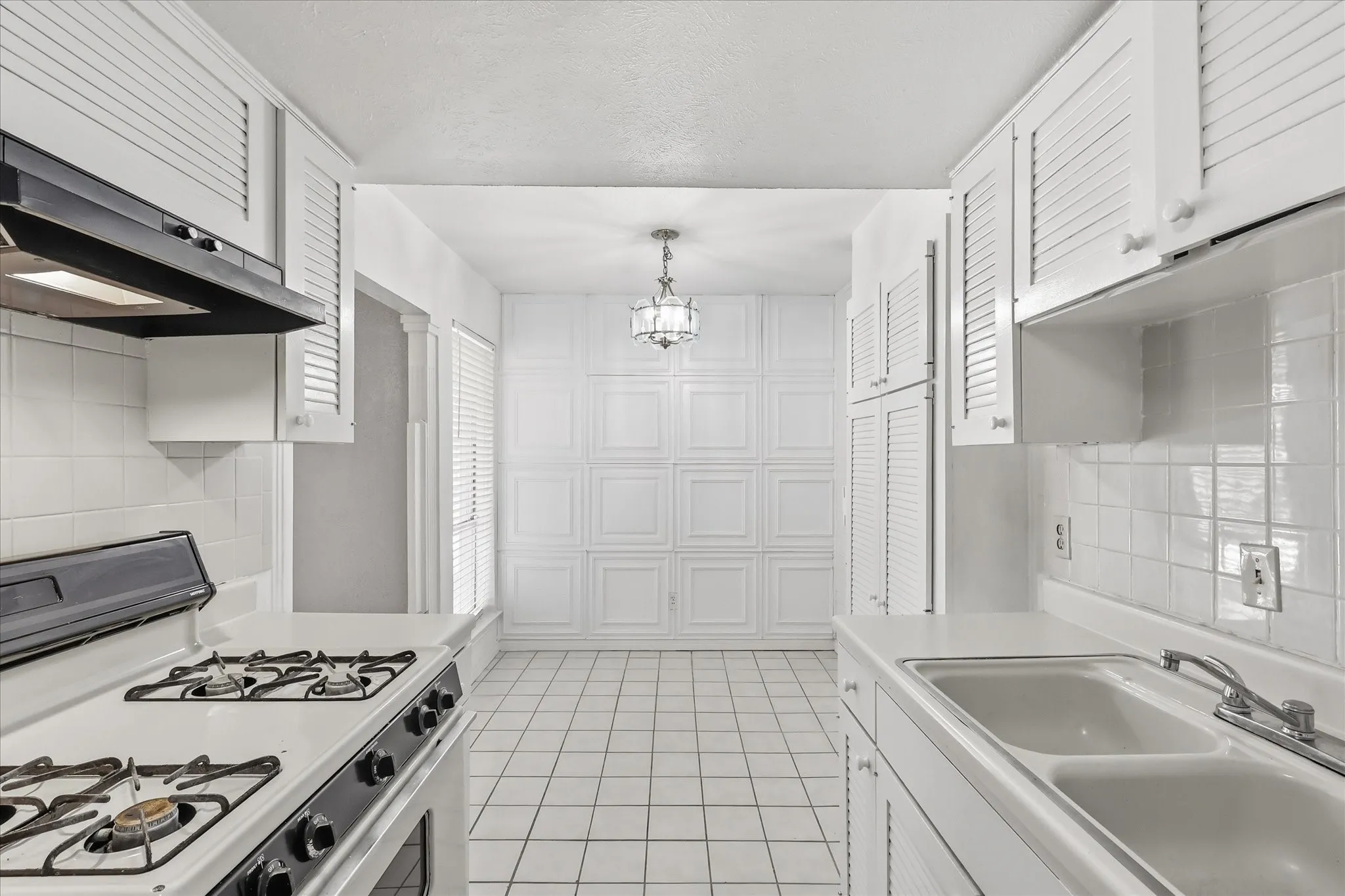 Condominium For Sale in Dallas County , 15918 Club Crest Drive 2111, Dallas, Texas 75248, 1 Bedroom, 1 Bathroom, Garage spaces, 622 Sqft, built in 1968, mls#21324644, Real Estate Agent in Dallas, Homes For Sale in Dallas county, Homes For Sale in Dallas, Realtor in Dallas Texas, Real Estate Brokerage Independent Realty Texas, Luminita Cordes Realtor