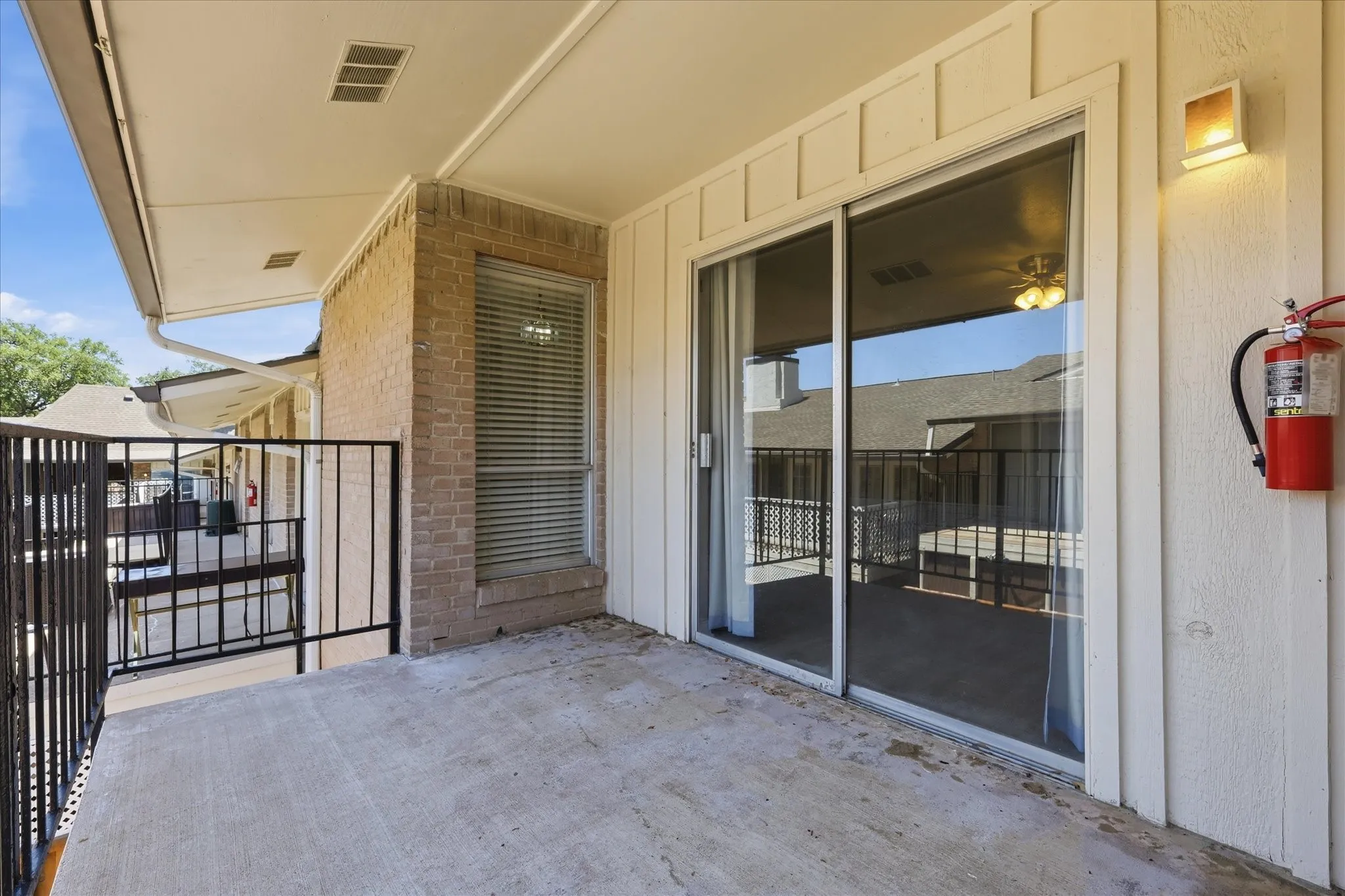 Condominium For Sale in Dallas County , 15918 Club Crest Drive 2111, Dallas, Texas 75248, 1 Bedroom, 1 Bathroom, Garage spaces, 622 Sqft, built in 1968, mls#21324644, Real Estate Agent in Dallas, Homes For Sale in Dallas county, Homes For Sale in Dallas, Realtor in Dallas Texas, Real Estate Brokerage Independent Realty Texas, Luminita Cordes Realtor