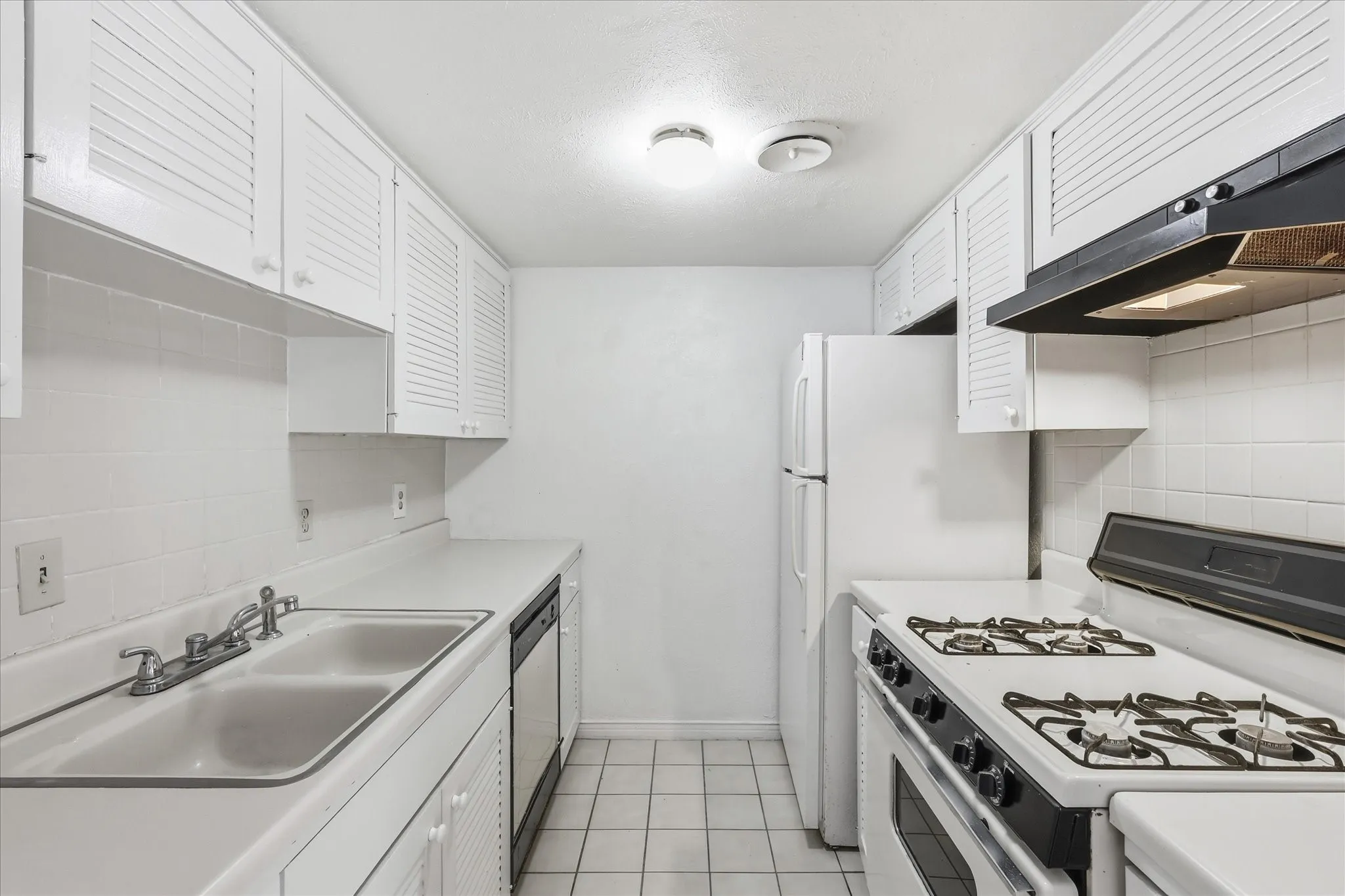 Condominium For Sale in Dallas County , 15918 Club Crest Drive 2111, Dallas, Texas 75248, 1 Bedroom, 1 Bathroom, Garage spaces, 622 Sqft, built in 1968, mls#21324644, Real Estate Agent in Dallas, Homes For Sale in Dallas county, Homes For Sale in Dallas, Realtor in Dallas Texas, Real Estate Brokerage Independent Realty Texas, Luminita Cordes Realtor