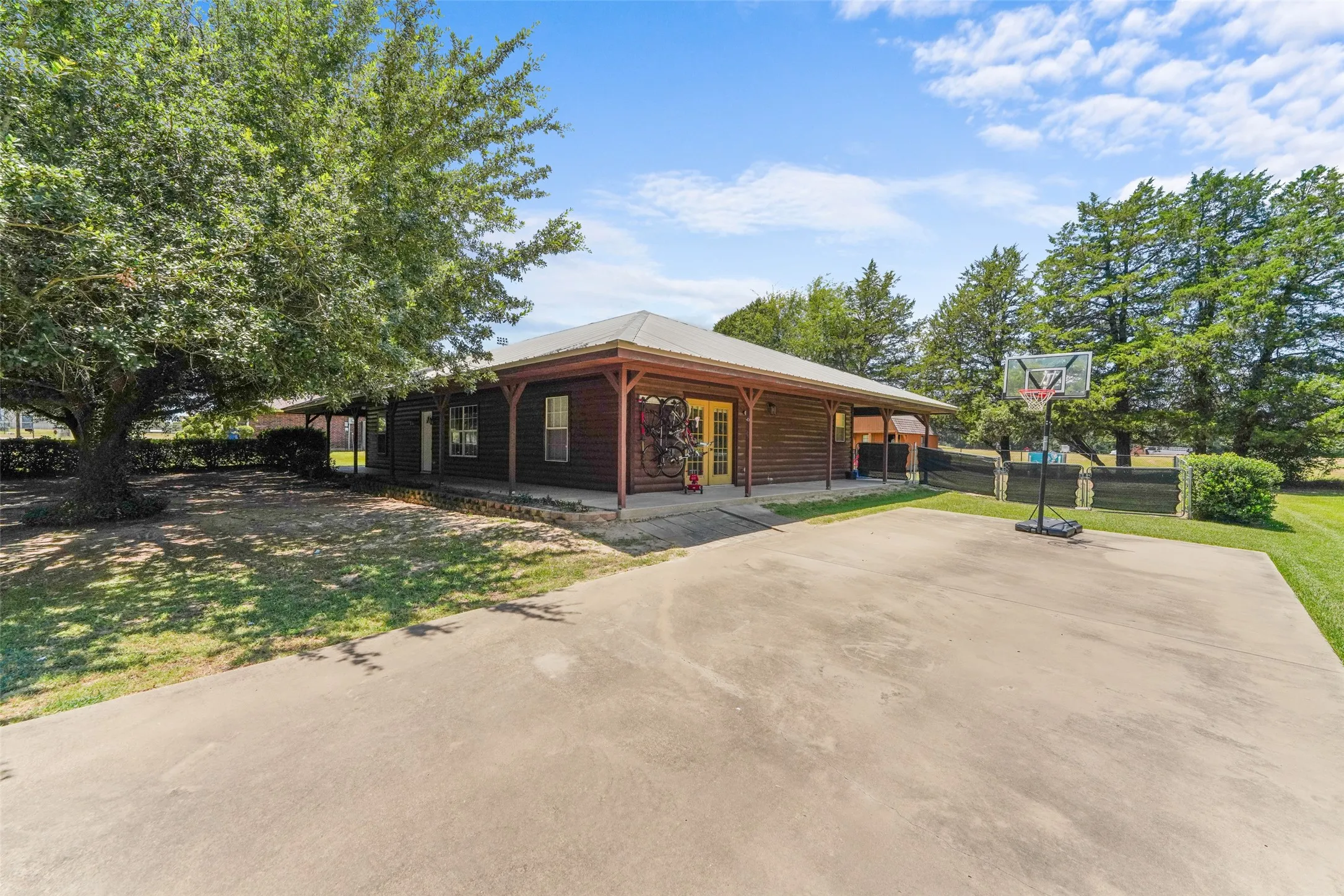Single Family Residence For Sale in Van Zandt County , 1112 Caprice Drive, Grand Saline, Texas 75140, 3 Bedroom, 2 Bathroom, Garage spaces, 1,728 Sqft, built in 1998, mls#21326805, Real Estate Agent in Grand Saline, Homes For Sale in Van Zandt county, Homes For Sale in Grand Saline, Realtor in Grand Saline Texas, Real Estate Brokerage Independent Realty Texas, Luminita Cordes Realtor