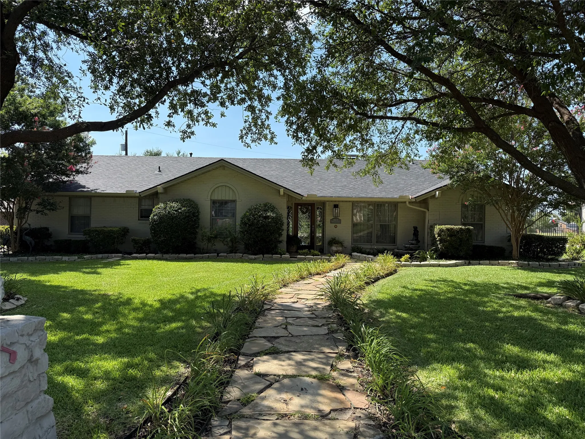 Single Family Residence For Sale in Dallas County , 14635 Tanglewood Drive, Farmers Branch, Texas 75234, 4 Bedroom, 3 Bathroom, 2 Garage spaces, 2,402 Sqft, built in 1965, mls#21327890, Real Estate Agent in Farmers Branch, Homes For Sale in Dallas county, Homes For Sale in Farmers Branch, Realtor in Farmers Branch Texas, Real Estate Brokerage Independent Realty Texas, Luminita Cordes Realtor