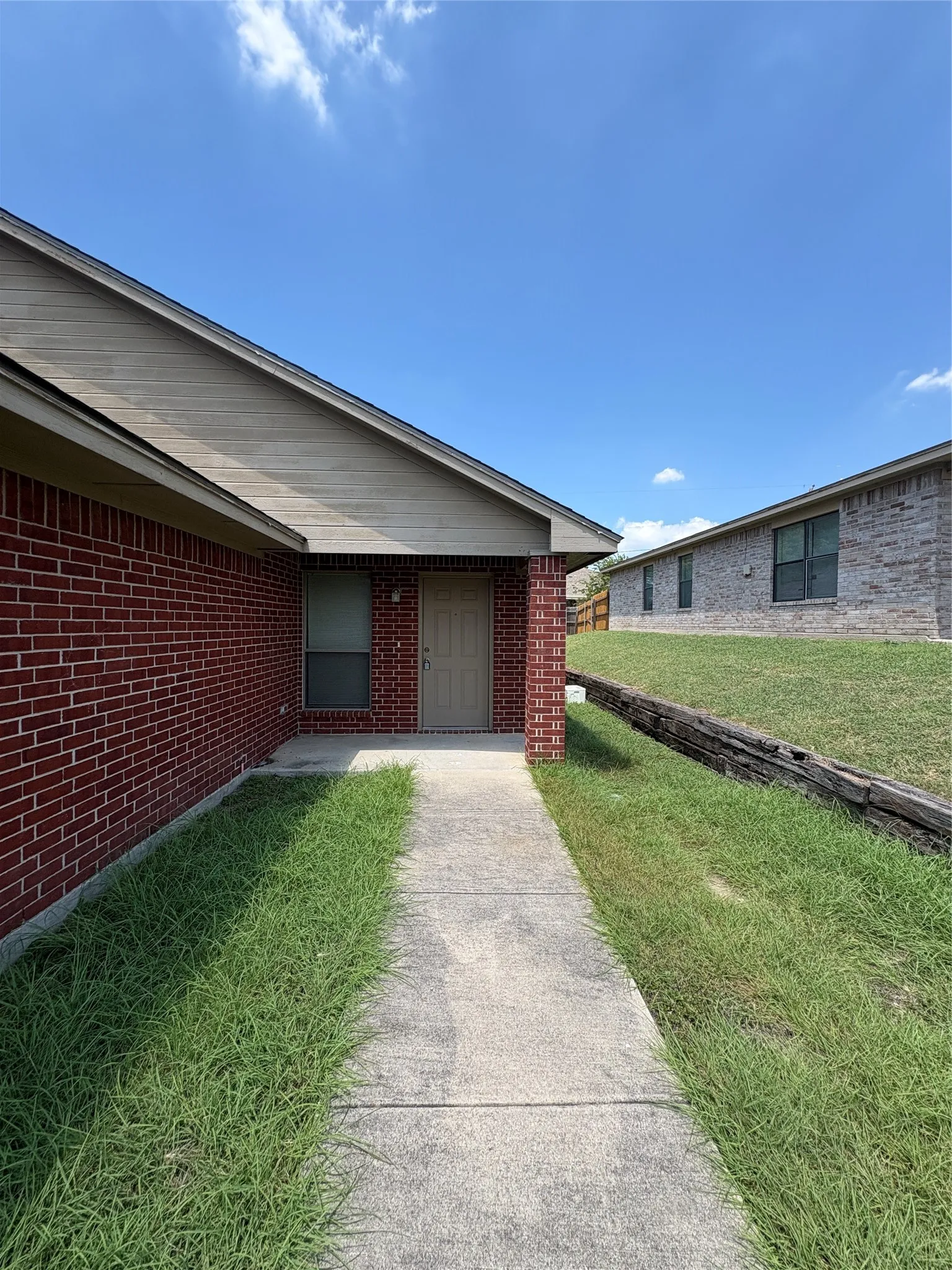 Single Family Residence For Rent in Tarrant County , 8128 Doreen Avenue, Fort Worth, Texas 76116, 3 Bedroom, 2 Bathroom, 1 Garage spaces, 1,094 Sqft, built in 2007, mls#21326354, Real Estate Agent in Fort Worth, Homes For Rent in Tarrant county, Homes For Rent in Fort Worth, Realtor in Fort Worth Texas, Real Estate Brokerage Independent Realty Texas, Luminita Cordes Realtor