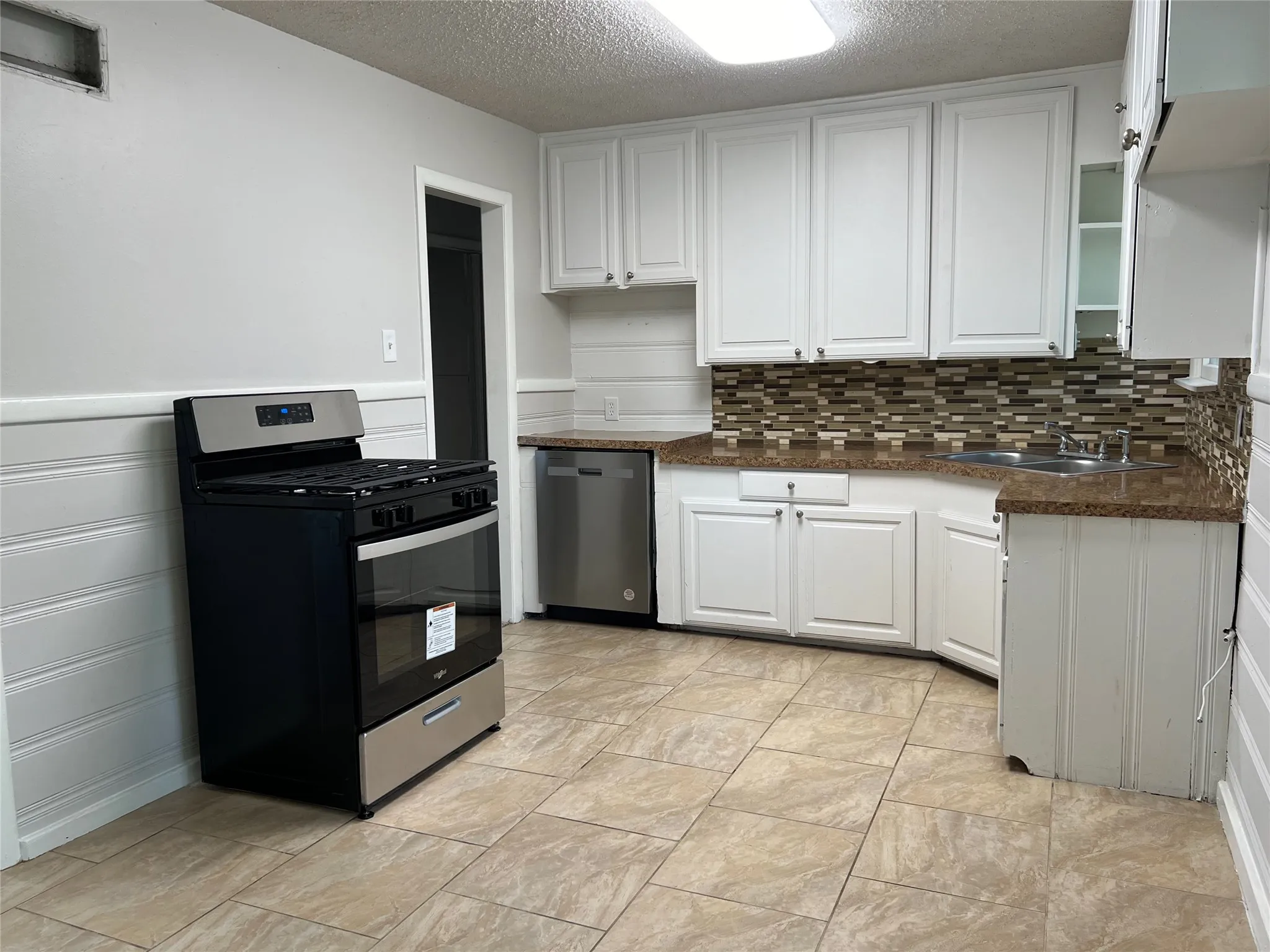 Single Family Residence For Rent in Tarrant County , 213 Wanda Way, Hurst, Texas 76053, 3 Bedroom, 2 Bathroom, Garage spaces, 1,349 Sqft, built in 1958, mls#21328539, Real Estate Agent in Hurst, Homes For Rent in Tarrant county, Homes For Rent in Hurst, Realtor in Hurst Texas, Real Estate Brokerage Independent Realty Texas, Luminita Cordes Realtor
