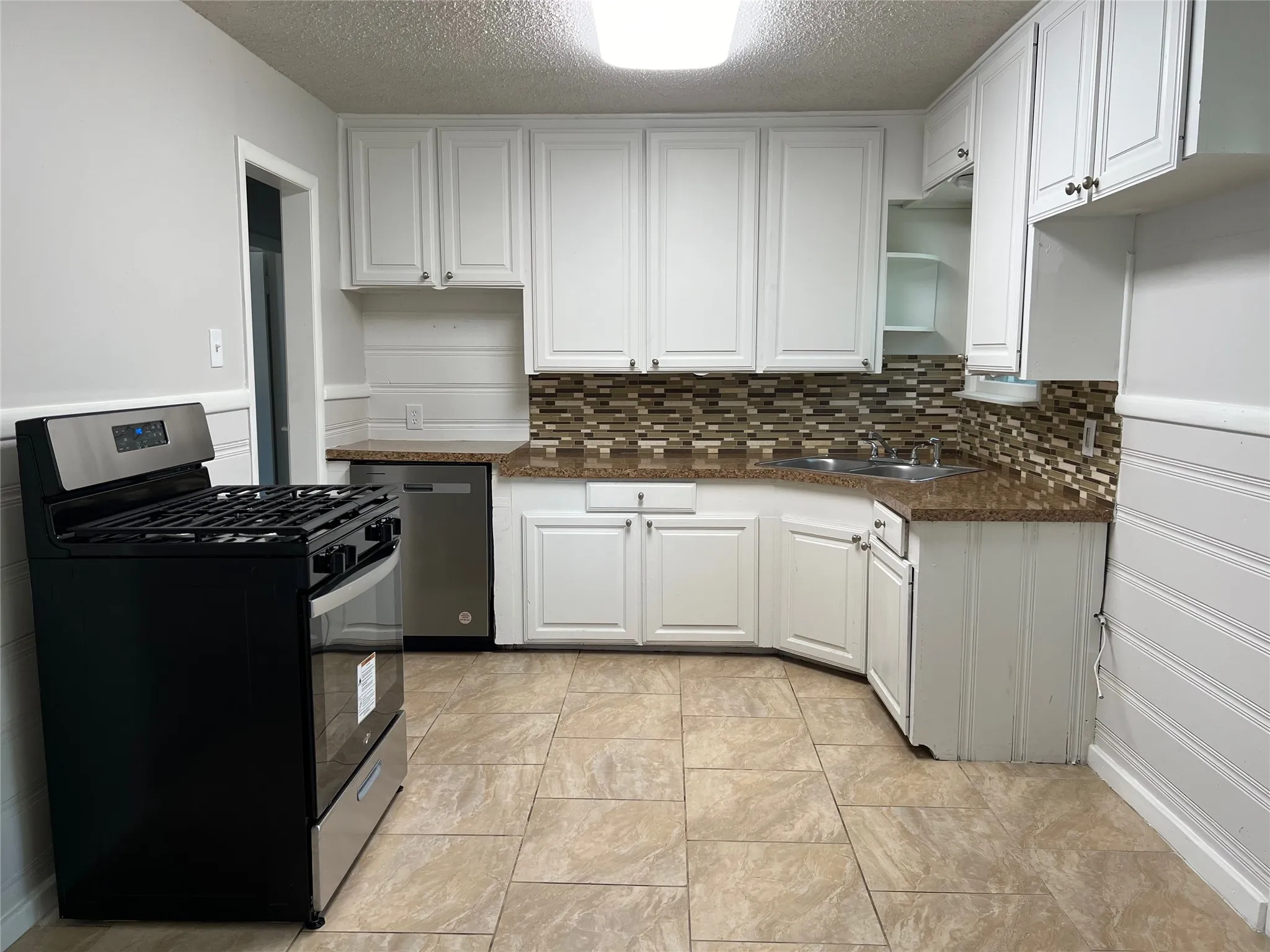 Single Family Residence For Rent in Tarrant County , 213 Wanda Way, Hurst, Texas 76053, 3 Bedroom, 2 Bathroom, Garage spaces, 1,349 Sqft, built in 1958, mls#21328539, Real Estate Agent in Hurst, Homes For Rent in Tarrant county, Homes For Rent in Hurst, Realtor in Hurst Texas, Real Estate Brokerage Independent Realty Texas, Luminita Cordes Realtor
