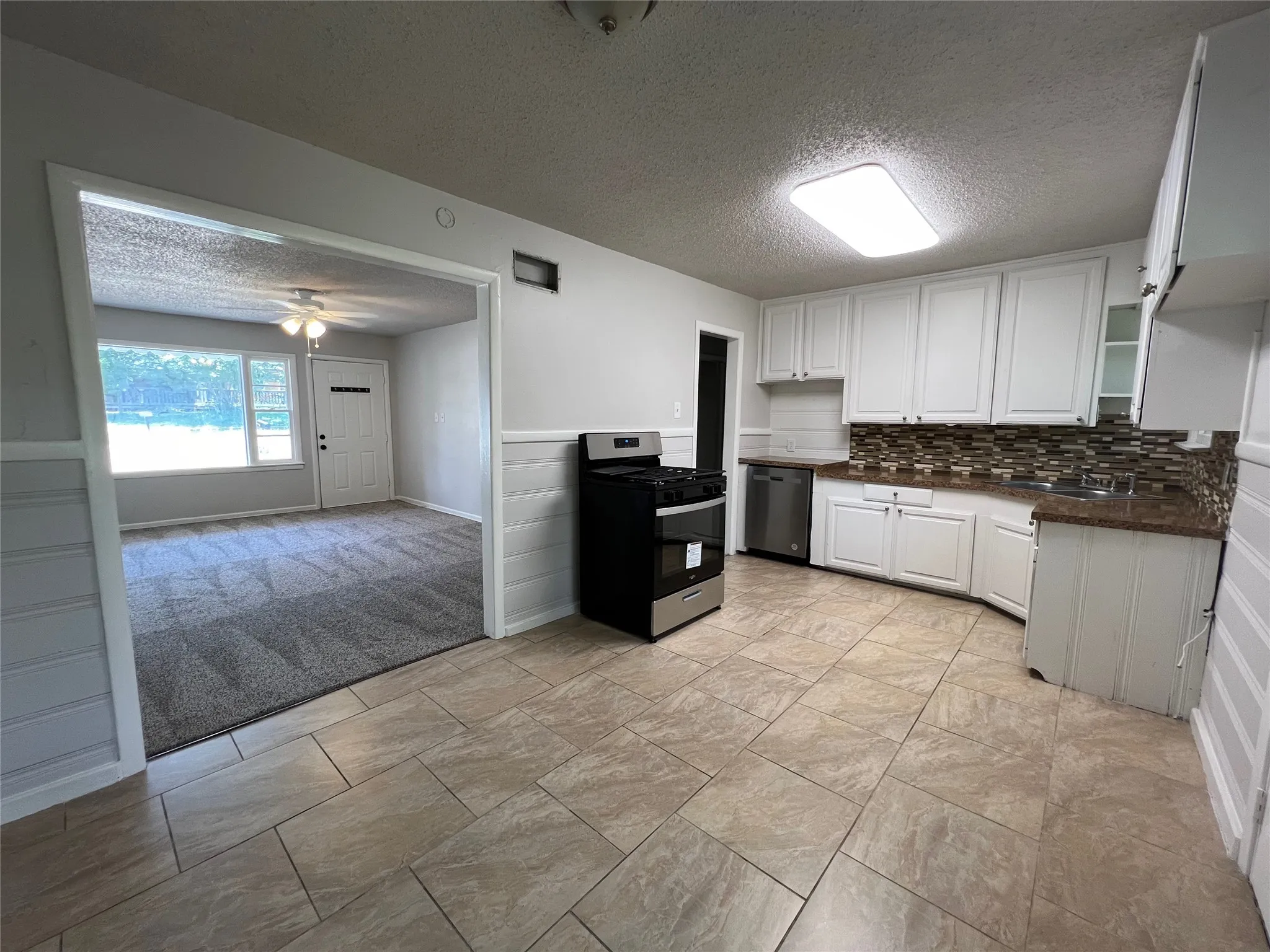 Beautiful Kitchen with newer appliances