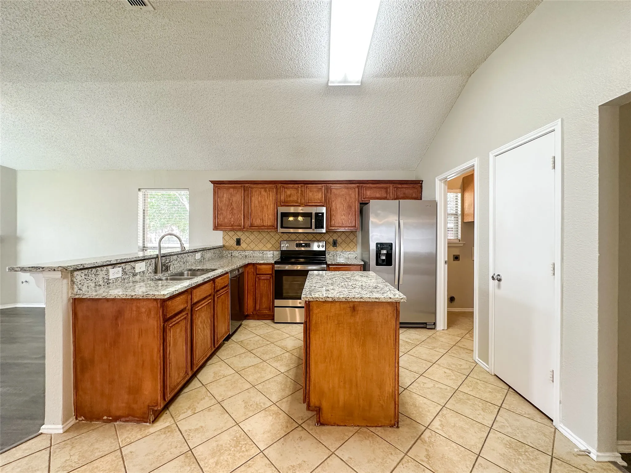 Single Family Residence For Sale in Tarrant County , 10245 Brea Canyon Road, Fort Worth, Texas 76108, 4 Bedroom, 2 Bathroom, 2 Garage spaces, 1,825 Sqft, built in 1999, mls#21328545, Real Estate Agent in Fort Worth, Homes For Sale in Tarrant county, Homes For Sale in Fort Worth, Realtor in Fort Worth Texas, Real Estate Brokerage Independent Realty Texas, Luminita Cordes Realtor