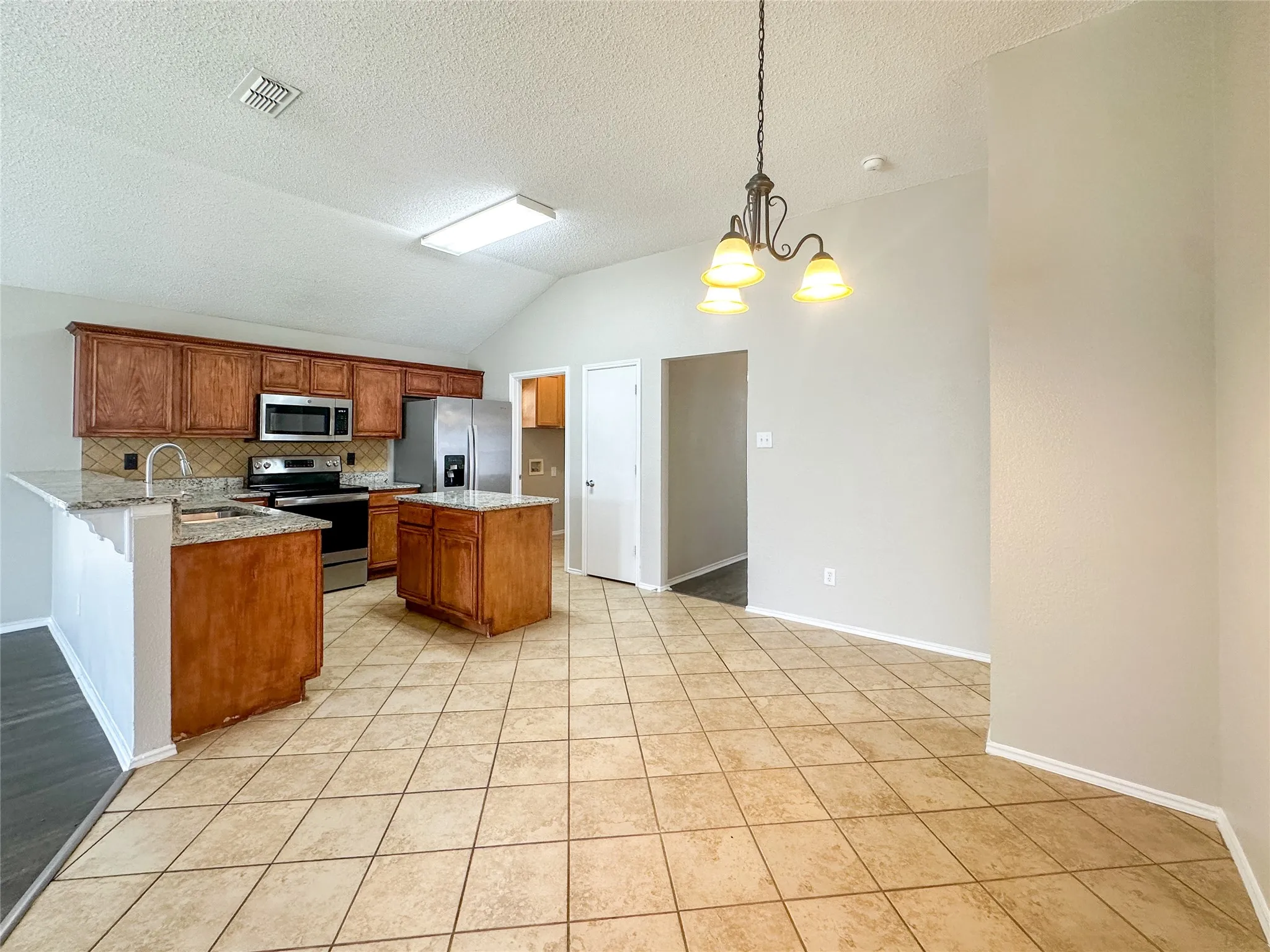 Single Family Residence For Sale in Tarrant County , 10245 Brea Canyon Road, Fort Worth, Texas 76108, 4 Bedroom, 2 Bathroom, 2 Garage spaces, 1,825 Sqft, built in 1999, mls#21328545, Real Estate Agent in Fort Worth, Homes For Sale in Tarrant county, Homes For Sale in Fort Worth, Realtor in Fort Worth Texas, Real Estate Brokerage Independent Realty Texas, Luminita Cordes Realtor