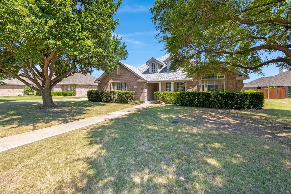 Single Family Residence For Sale in Denton County , 135 Honeysuckle Drive, Justin, Texas 76247, 4 Bedroom, 2 Bathroom, 2 Garage spaces, 2,042 Sqft, built in 1998, mls#21327135, Real Estate Agent in Justin, Homes For Sale in Denton county, Homes For Sale in Justin, Realtor in Justin Texas, Real Estate Brokerage Independent Realty Texas, Luminita Cordes Realtor