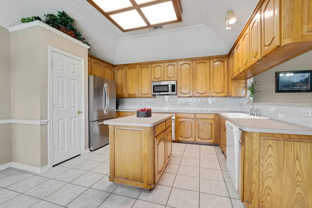 Single Family Residence For Sale in Denton County , 135 Honeysuckle Drive, Justin, Texas 76247, 4 Bedroom, 2 Bathroom, 2 Garage spaces, 2,042 Sqft, built in 1998, mls#21327135, Real Estate Agent in Justin, Homes For Sale in Denton county, Homes For Sale in Justin, Realtor in Justin Texas, Real Estate Brokerage Independent Realty Texas, Luminita Cordes Realtor