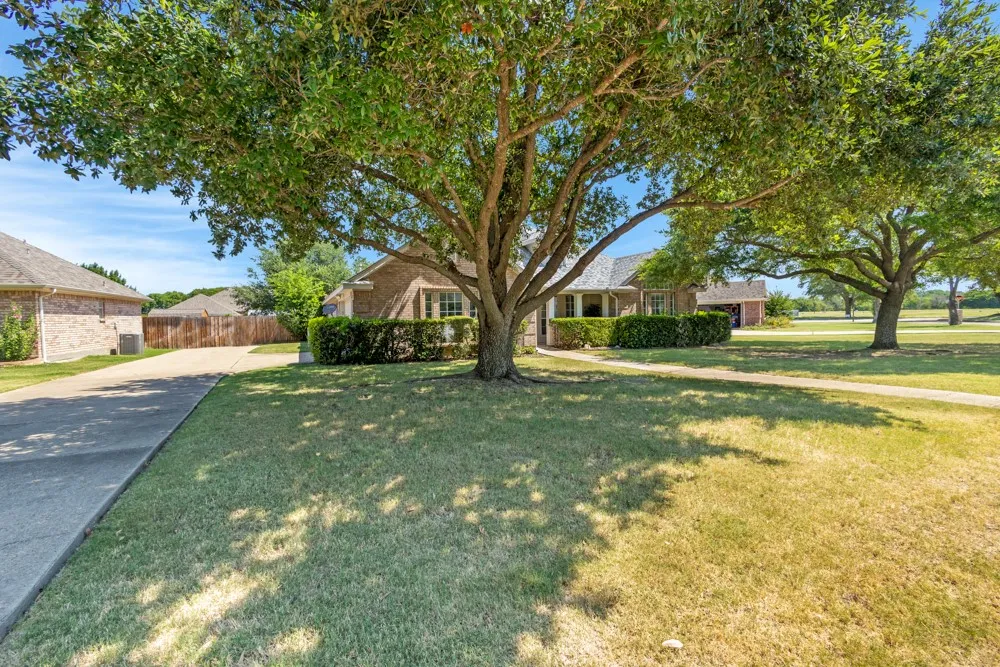 Single Family Residence For Sale in Denton County , 135 Honeysuckle Drive, Justin, Texas 76247, 4 Bedroom, 2 Bathroom, 2 Garage spaces, 2,042 Sqft, built in 1998, mls#21327135, Real Estate Agent in Justin, Homes For Sale in Denton county, Homes For Sale in Justin, Realtor in Justin Texas, Real Estate Brokerage Independent Realty Texas, Luminita Cordes Realtor