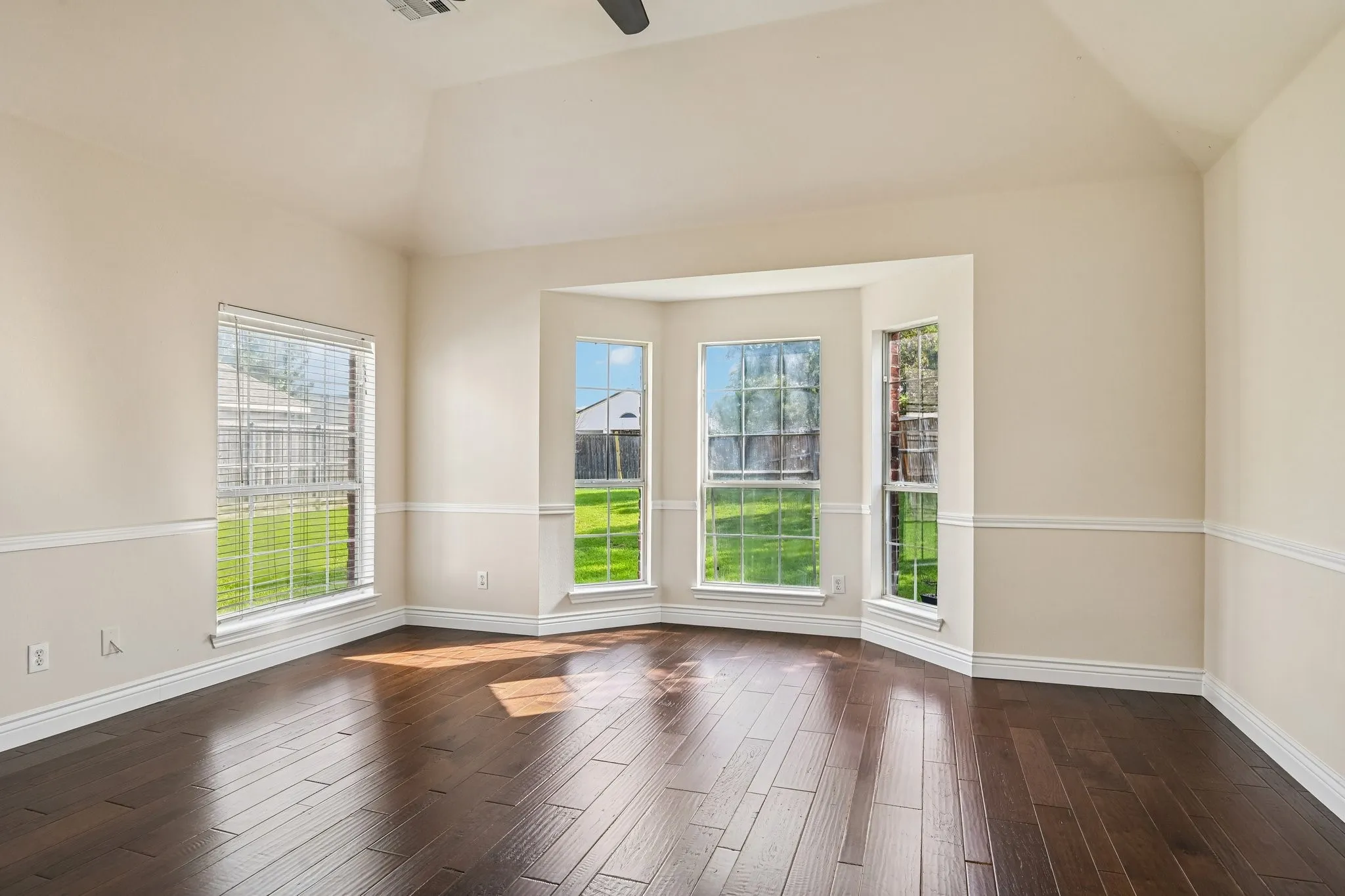 Single Family Residence For Sale in Dallas County , 7917 Southern Hills Lane, Rowlett, Texas 75089, 5 Bedroom, 3 Bathroom, 2 Garage spaces, 2,524 Sqft, built in 2001, mls#21324905, Real Estate Agent in Rowlett, Homes For Sale in Dallas county, Homes For Sale in Rowlett, Realtor in Rowlett Texas, Real Estate Brokerage Independent Realty Texas, Luminita Cordes Realtor
