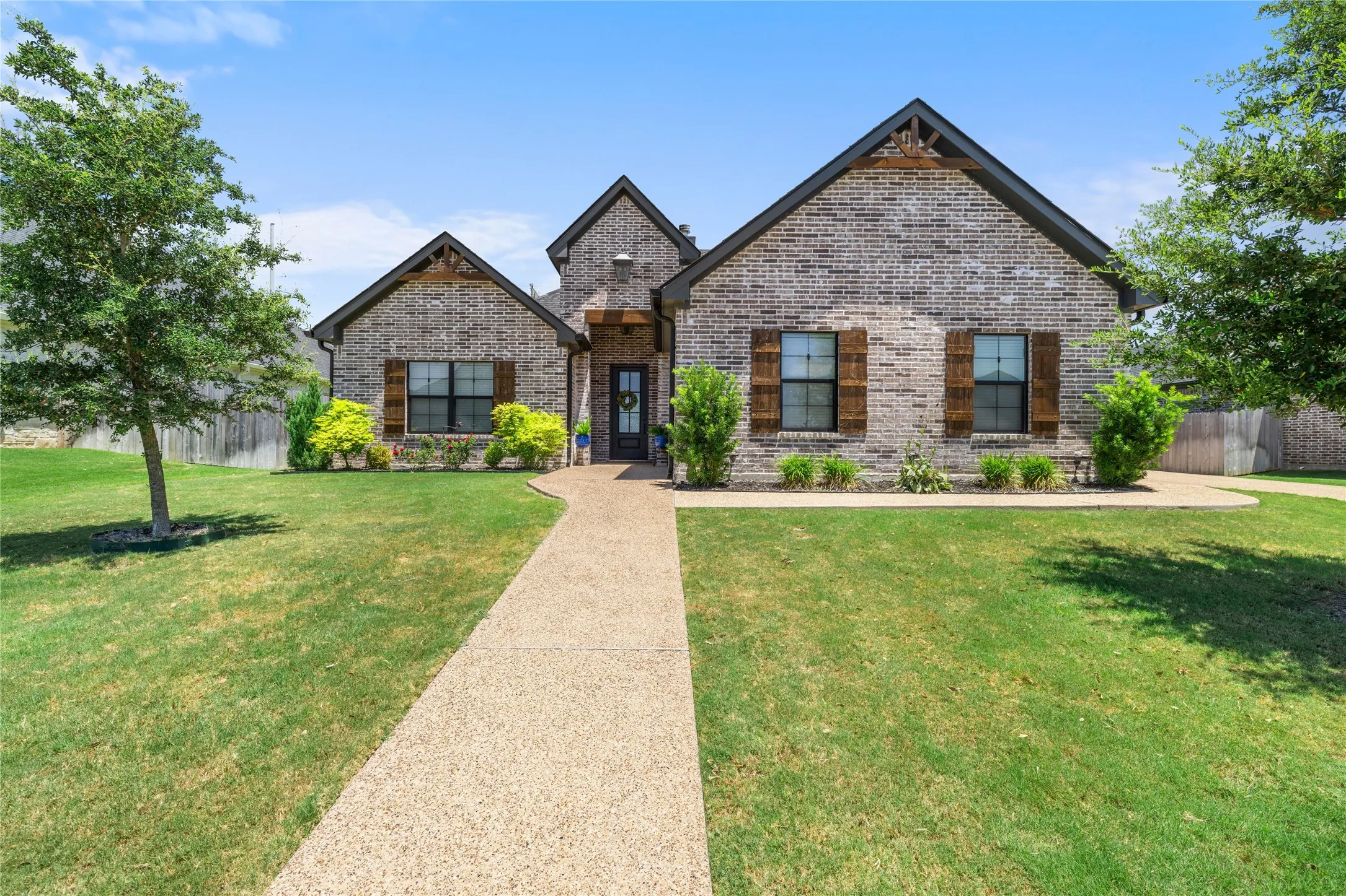 Single Family Residence For Sale in Mc Lennan County , 932 Gallant Fox Road, Hewitt, Texas 76643, 4 Bedroom, 3 Bathroom, 2 Garage spaces, 2,297 Sqft, built in 2022, mls#21328550, Real Estate Agent in Hewitt, Homes For Sale in Mc Lennan county, Homes For Sale in Hewitt, Realtor in Hewitt Texas, Real Estate Brokerage Independent Realty Texas, Luminita Cordes Realtor