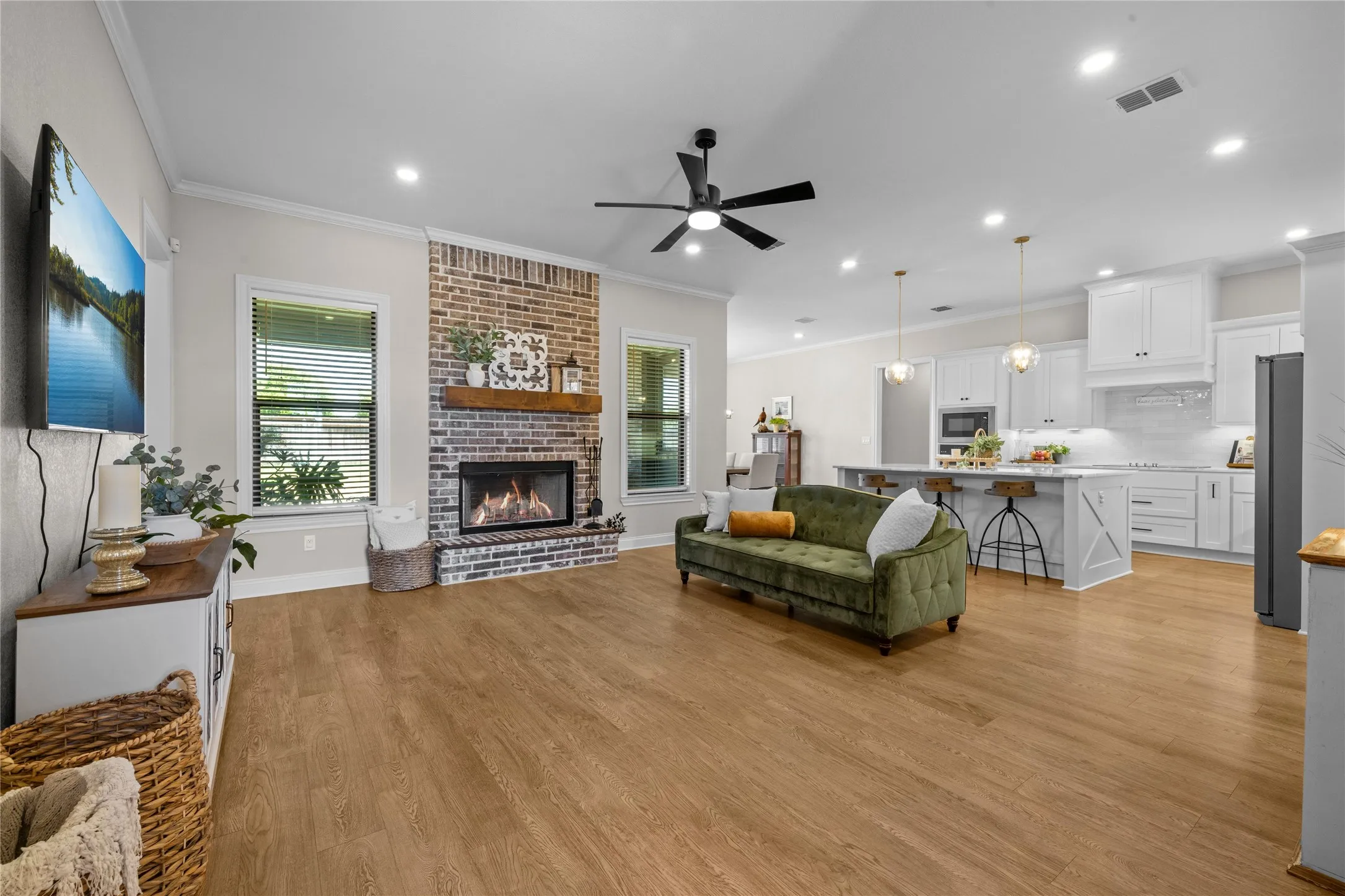 Single Family Residence For Sale in Mc Lennan County , 932 Gallant Fox Road, Hewitt, Texas 76643, 4 Bedroom, 3 Bathroom, 2 Garage spaces, 2,297 Sqft, built in 2022, mls#21328550, Real Estate Agent in Hewitt, Homes For Sale in Mc Lennan county, Homes For Sale in Hewitt, Realtor in Hewitt Texas, Real Estate Brokerage Independent Realty Texas, Luminita Cordes Realtor