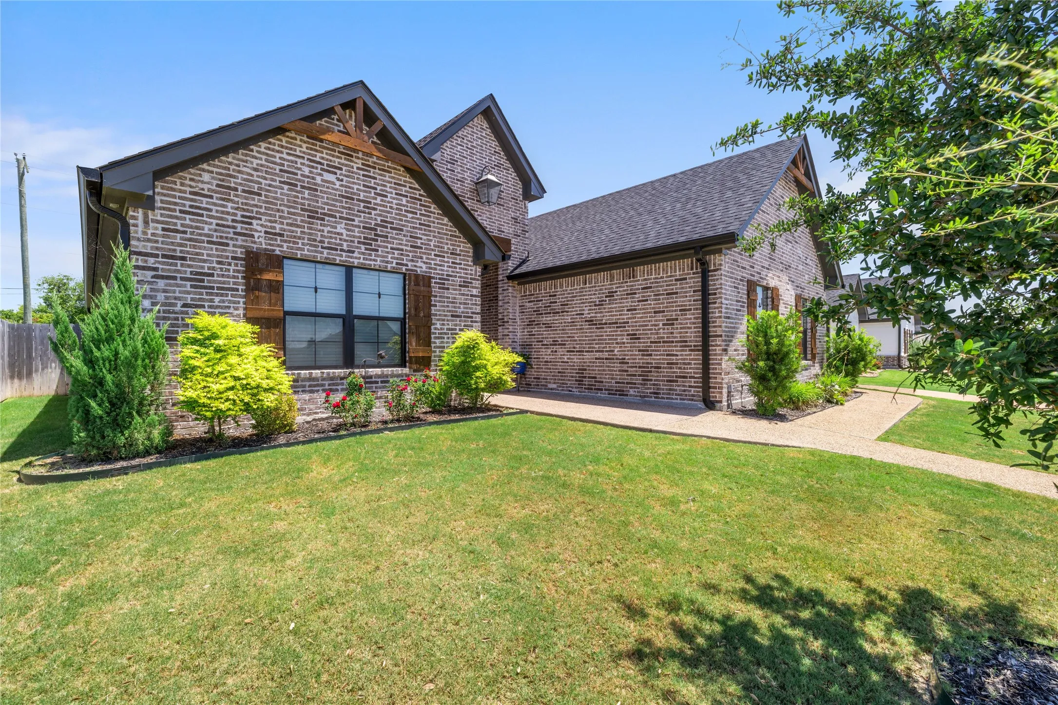 Single Family Residence For Sale in Mc Lennan County , 932 Gallant Fox Road, Hewitt, Texas 76643, 4 Bedroom, 3 Bathroom, 2 Garage spaces, 2,297 Sqft, built in 2022, mls#21328550, Real Estate Agent in Hewitt, Homes For Sale in Mc Lennan county, Homes For Sale in Hewitt, Realtor in Hewitt Texas, Real Estate Brokerage Independent Realty Texas, Luminita Cordes Realtor