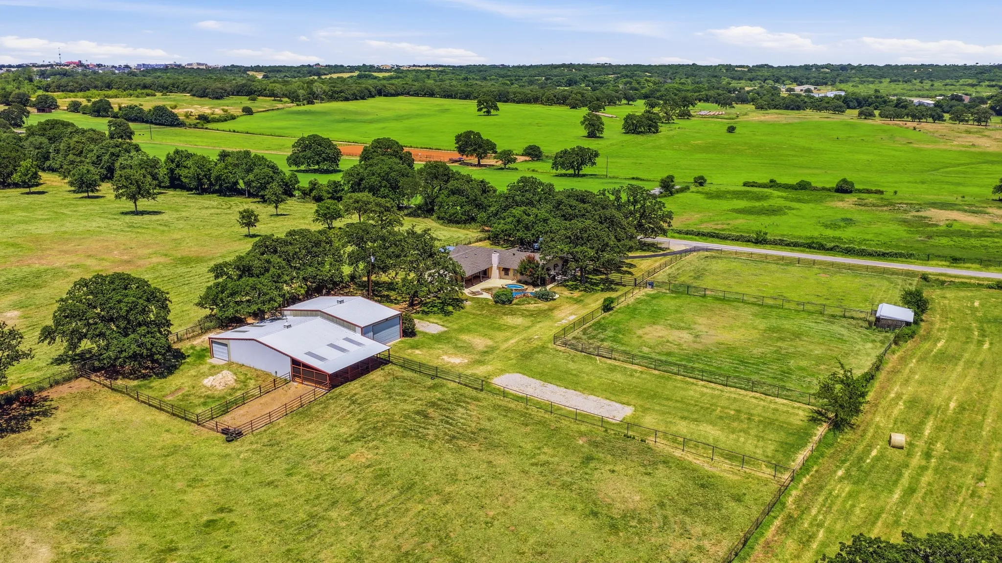 Single Family Residence For Sale in Parker County , 1229 Briarwood Street, Weatherford, Texas 76087, 3 Bedroom, 2 Bathroom, Garage spaces, 2,349 Sqft, built in 1979, mls#21324167, Real Estate Agent in Weatherford, Homes For Sale in Parker county, Homes For Sale in Weatherford, Realtor in Weatherford Texas, Real Estate Brokerage Independent Realty Texas, Luminita Cordes Realtor