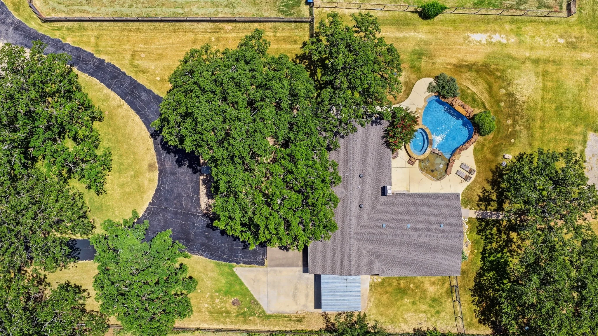 Single Family Residence For Sale in Parker County , 1229 Briarwood Street, Weatherford, Texas 76087, 3 Bedroom, 2 Bathroom, Garage spaces, 2,349 Sqft, built in 1979, mls#21324167, Real Estate Agent in Weatherford, Homes For Sale in Parker county, Homes For Sale in Weatherford, Realtor in Weatherford Texas, Real Estate Brokerage Independent Realty Texas, Luminita Cordes Realtor