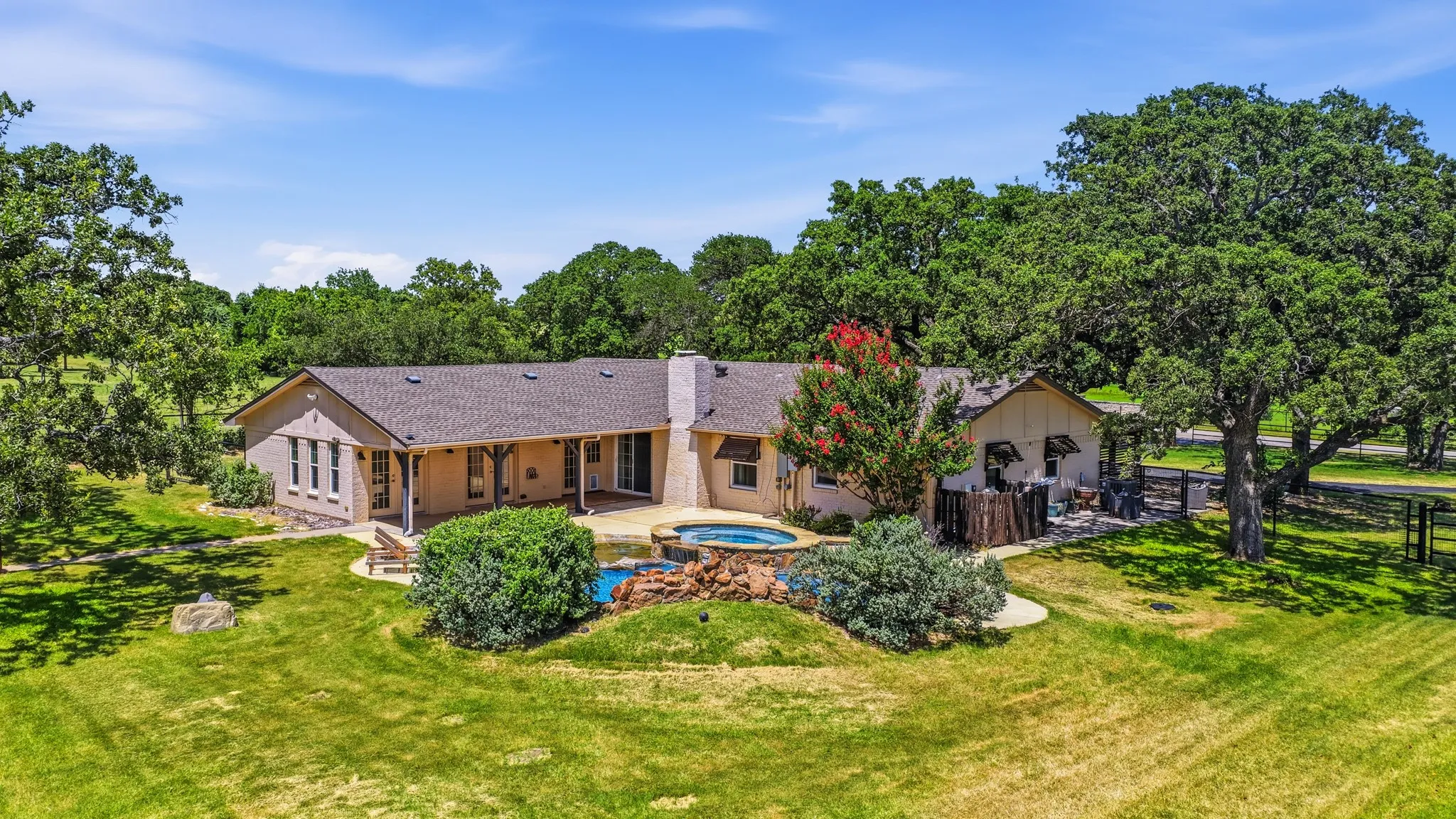 Single Family Residence For Sale in Parker County , 1229 Briarwood Street, Weatherford, Texas 76087, 3 Bedroom, 2 Bathroom, Garage spaces, 2,349 Sqft, built in 1979, mls#21324167, Real Estate Agent in Weatherford, Homes For Sale in Parker county, Homes For Sale in Weatherford, Realtor in Weatherford Texas, Real Estate Brokerage Independent Realty Texas, Luminita Cordes Realtor