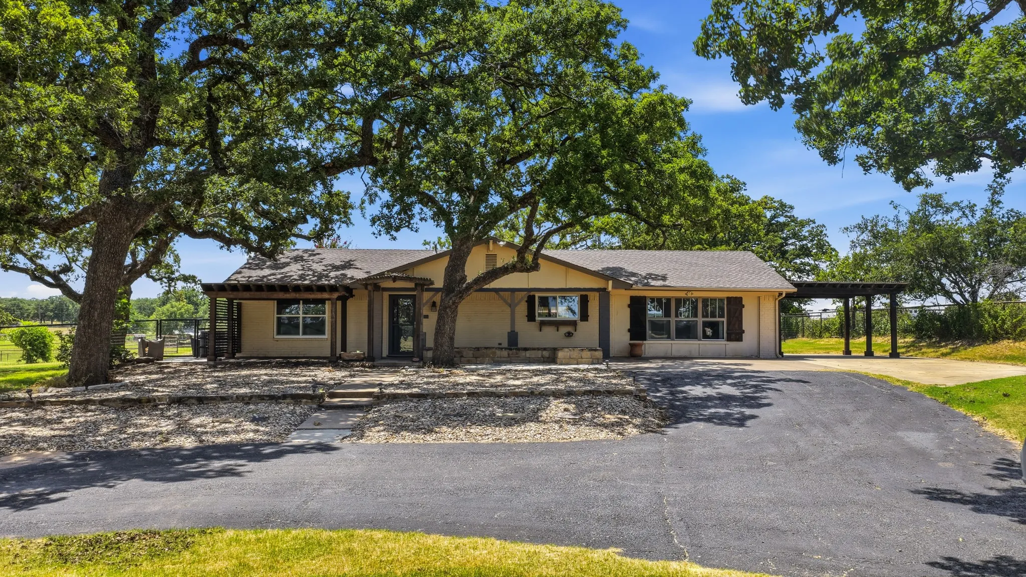 Single Family Residence For Sale in Parker County , 1229 Briarwood Street, Weatherford, Texas 76087, 3 Bedroom, 2 Bathroom, Garage spaces, 2,349 Sqft, built in 1979, mls#21324167, Real Estate Agent in Weatherford, Homes For Sale in Parker county, Homes For Sale in Weatherford, Realtor in Weatherford Texas, Real Estate Brokerage Independent Realty Texas, Luminita Cordes Realtor