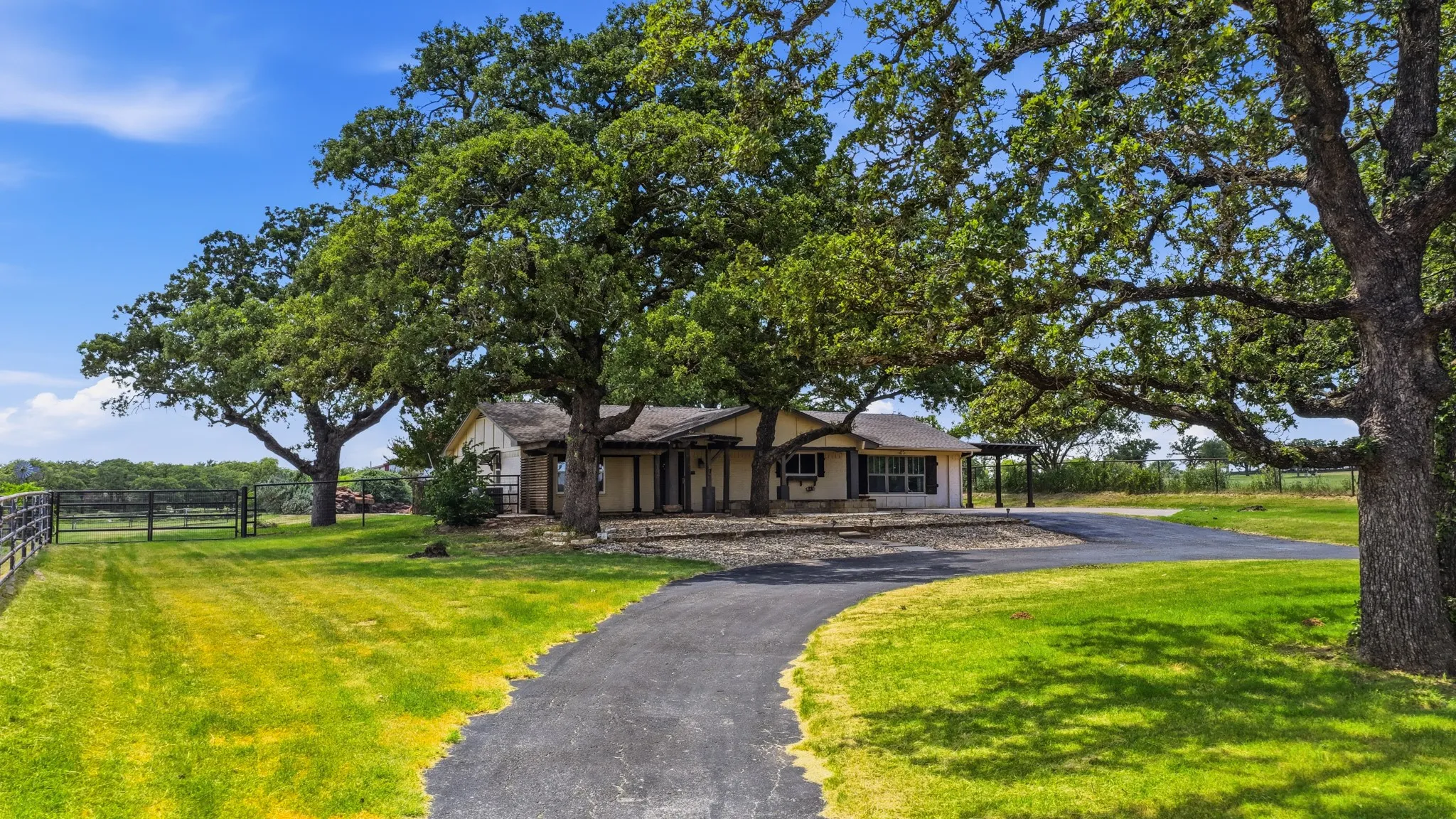 Single Family Residence For Sale in Parker County , 1229 Briarwood Street, Weatherford, Texas 76087, 3 Bedroom, 2 Bathroom, Garage spaces, 2,349 Sqft, built in 1979, mls#21324167, Real Estate Agent in Weatherford, Homes For Sale in Parker county, Homes For Sale in Weatherford, Realtor in Weatherford Texas, Real Estate Brokerage Independent Realty Texas, Luminita Cordes Realtor