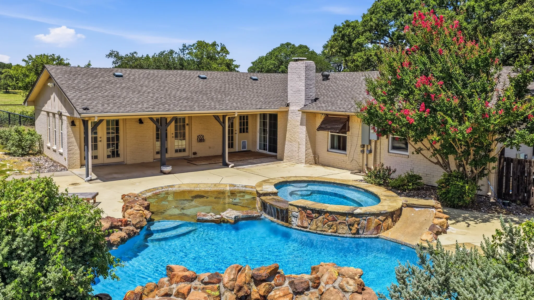 Single Family Residence For Sale in Parker County , 1229 Briarwood Street, Weatherford, Texas 76087, 3 Bedroom, 2 Bathroom, Garage spaces, 2,349 Sqft, built in 1979, mls#21324167, Real Estate Agent in Weatherford, Homes For Sale in Parker county, Homes For Sale in Weatherford, Realtor in Weatherford Texas, Real Estate Brokerage Independent Realty Texas, Luminita Cordes Realtor