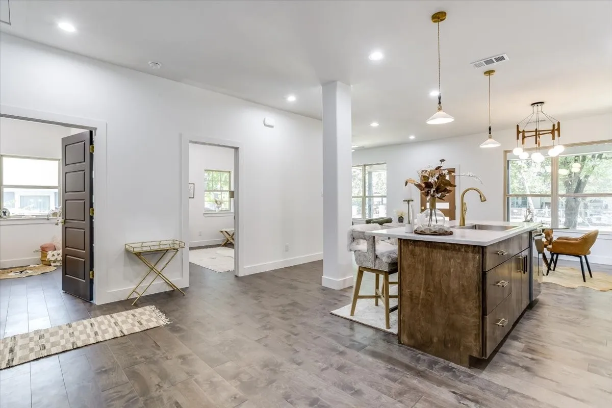 Single Family Residence For Sale in Dallas County , 2401 Ingersoll Street, Dallas, Texas 75212, 3 Bedroom, 2 Bathroom, Garage spaces, 1,260 Sqft, built in 1935, mls#21324454, Real Estate Agent in Dallas, Homes For Sale in Dallas county, Homes For Sale in Dallas, Realtor in Dallas Texas, Real Estate Brokerage Independent Realty Texas, Luminita Cordes Realtor