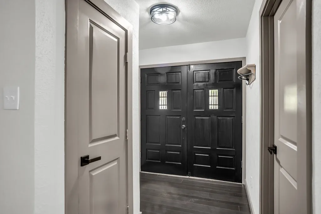 Single Family Residence For Sale in Denton County , 611 Cain Street, Lake Dallas, Texas 75065, 4 Bedroom, 2 Bathroom, 3 Garage spaces, 1,554 Sqft, built in 1980, mls#21328340, Real Estate Agent in Lake Dallas, Homes For Sale in Denton county, Homes For Sale in Lake Dallas, Realtor in Lake Dallas Texas, Real Estate Brokerage Independent Realty Texas, Luminita Cordes Realtor