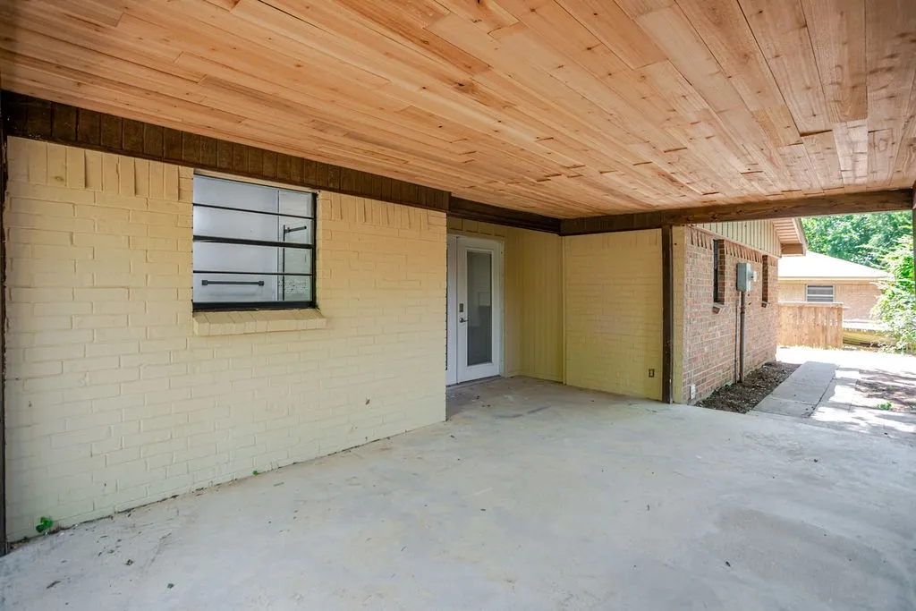 Single Family Residence For Sale in Denton County , 611 Cain Street, Lake Dallas, Texas 75065, 4 Bedroom, 2 Bathroom, 3 Garage spaces, 1,554 Sqft, built in 1980, mls#21328340, Real Estate Agent in Lake Dallas, Homes For Sale in Denton county, Homes For Sale in Lake Dallas, Realtor in Lake Dallas Texas, Real Estate Brokerage Independent Realty Texas, Luminita Cordes Realtor
