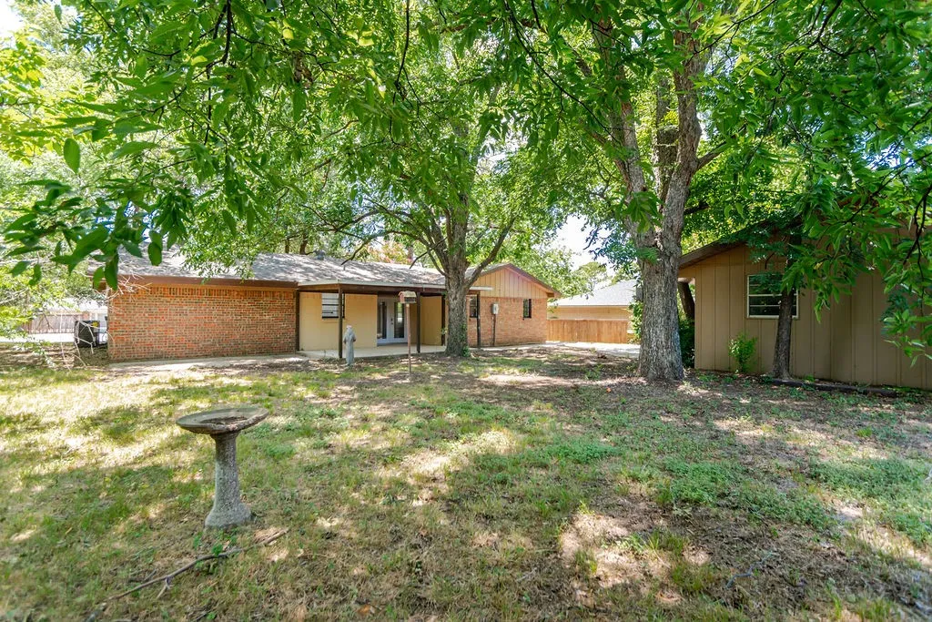 Single Family Residence For Sale in Denton County , 611 Cain Street, Lake Dallas, Texas 75065, 4 Bedroom, 2 Bathroom, 3 Garage spaces, 1,554 Sqft, built in 1980, mls#21328340, Real Estate Agent in Lake Dallas, Homes For Sale in Denton county, Homes For Sale in Lake Dallas, Realtor in Lake Dallas Texas, Real Estate Brokerage Independent Realty Texas, Luminita Cordes Realtor