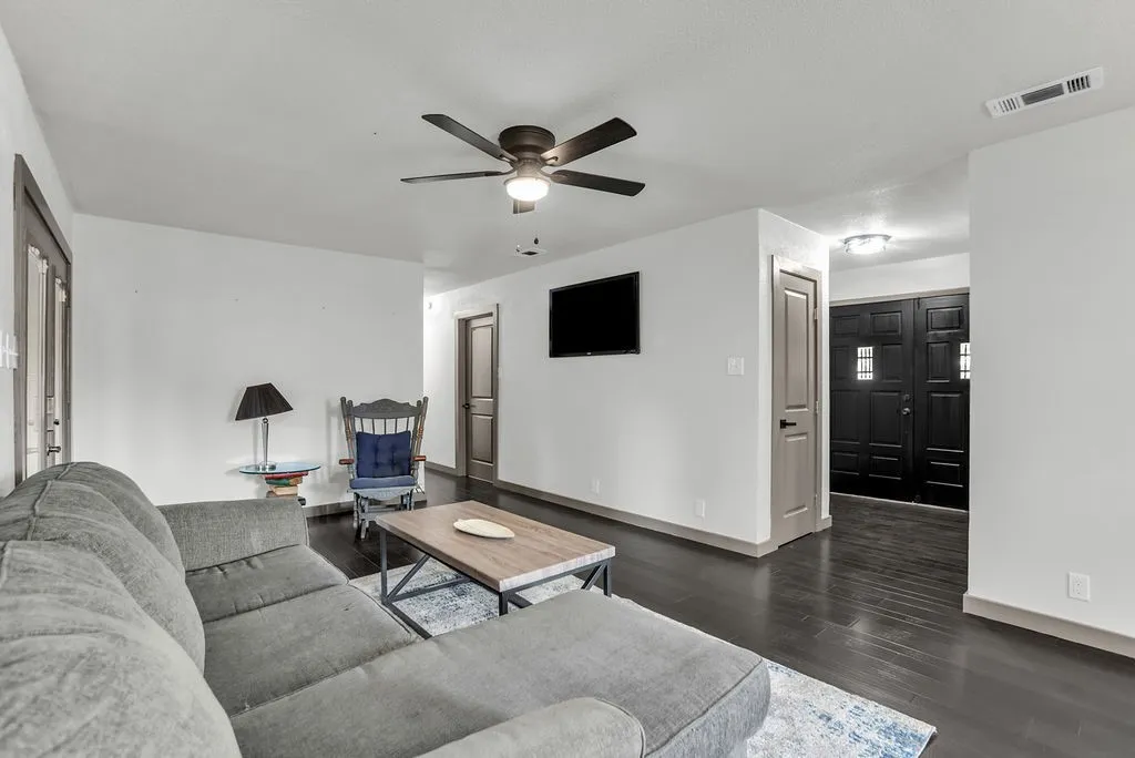 Single Family Residence For Sale in Denton County , 611 Cain Street, Lake Dallas, Texas 75065, 4 Bedroom, 2 Bathroom, 3 Garage spaces, 1,554 Sqft, built in 1980, mls#21328340, Real Estate Agent in Lake Dallas, Homes For Sale in Denton county, Homes For Sale in Lake Dallas, Realtor in Lake Dallas Texas, Real Estate Brokerage Independent Realty Texas, Luminita Cordes Realtor