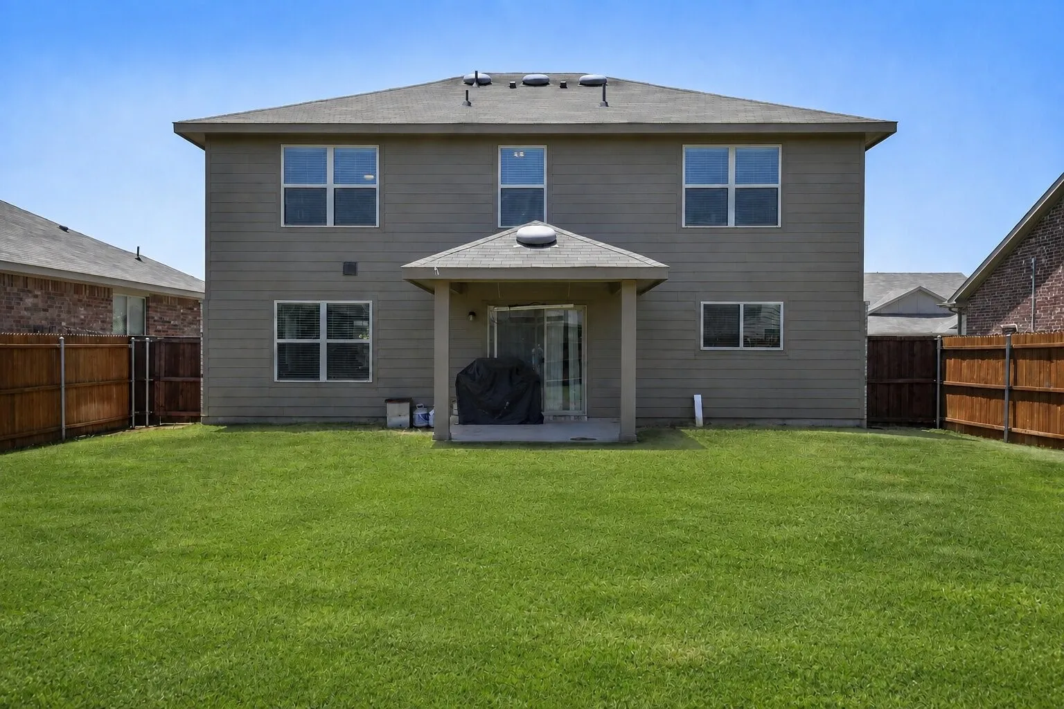 Single Family Residence For Rent in Denton County , 5305 Wharfside Place, Denton, Texas 76208, 3 Bedroom, 3 Bathroom, 2 Garage spaces, 2,280 Sqft, built in 2016, mls#21328586, Real Estate Agent in Denton, Homes For Rent in Denton county, Homes For Rent in Denton, Realtor in Denton Texas, Real Estate Brokerage Independent Realty Texas, Luminita Cordes Realtor