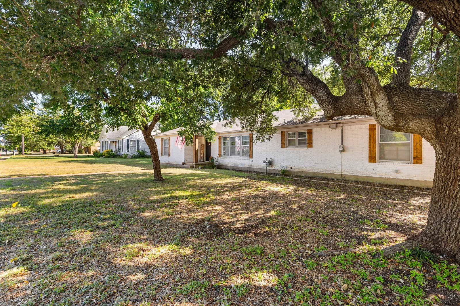 Single Family Residence For Sale in Mc Lennan County , 413 S Tyler Street, Mc Gregor, Texas 76657, 3 Bedroom, 2 Bathroom, Garage spaces, 2,141 Sqft, built in 1955, mls#21328271, Real Estate Agent in Mc Gregor, Homes For Sale in Mc Lennan county, Homes For Sale in Mc Gregor, Realtor in Mc Gregor Texas, Real Estate Brokerage Independent Realty Texas, Luminita Cordes Realtor