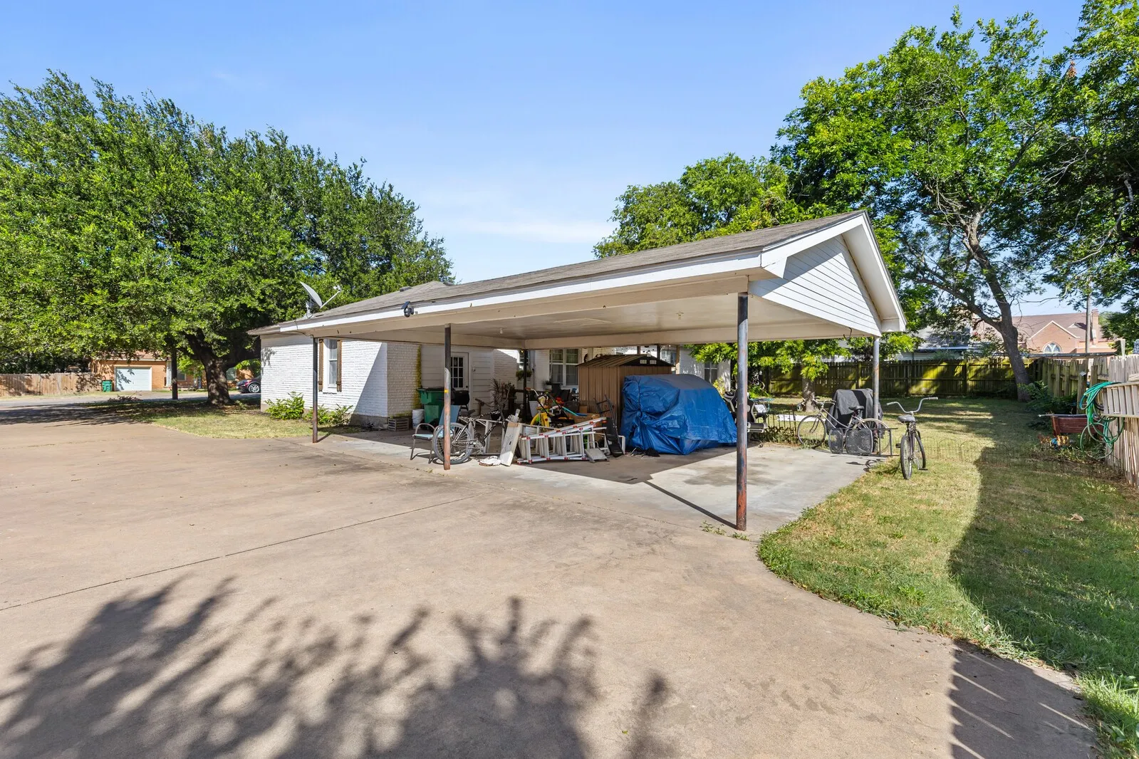 Single Family Residence For Sale in Mc Lennan County , 413 S Tyler Street, Mc Gregor, Texas 76657, 3 Bedroom, 2 Bathroom, Garage spaces, 2,141 Sqft, built in 1955, mls#21328271, Real Estate Agent in Mc Gregor, Homes For Sale in Mc Lennan county, Homes For Sale in Mc Gregor, Realtor in Mc Gregor Texas, Real Estate Brokerage Independent Realty Texas, Luminita Cordes Realtor