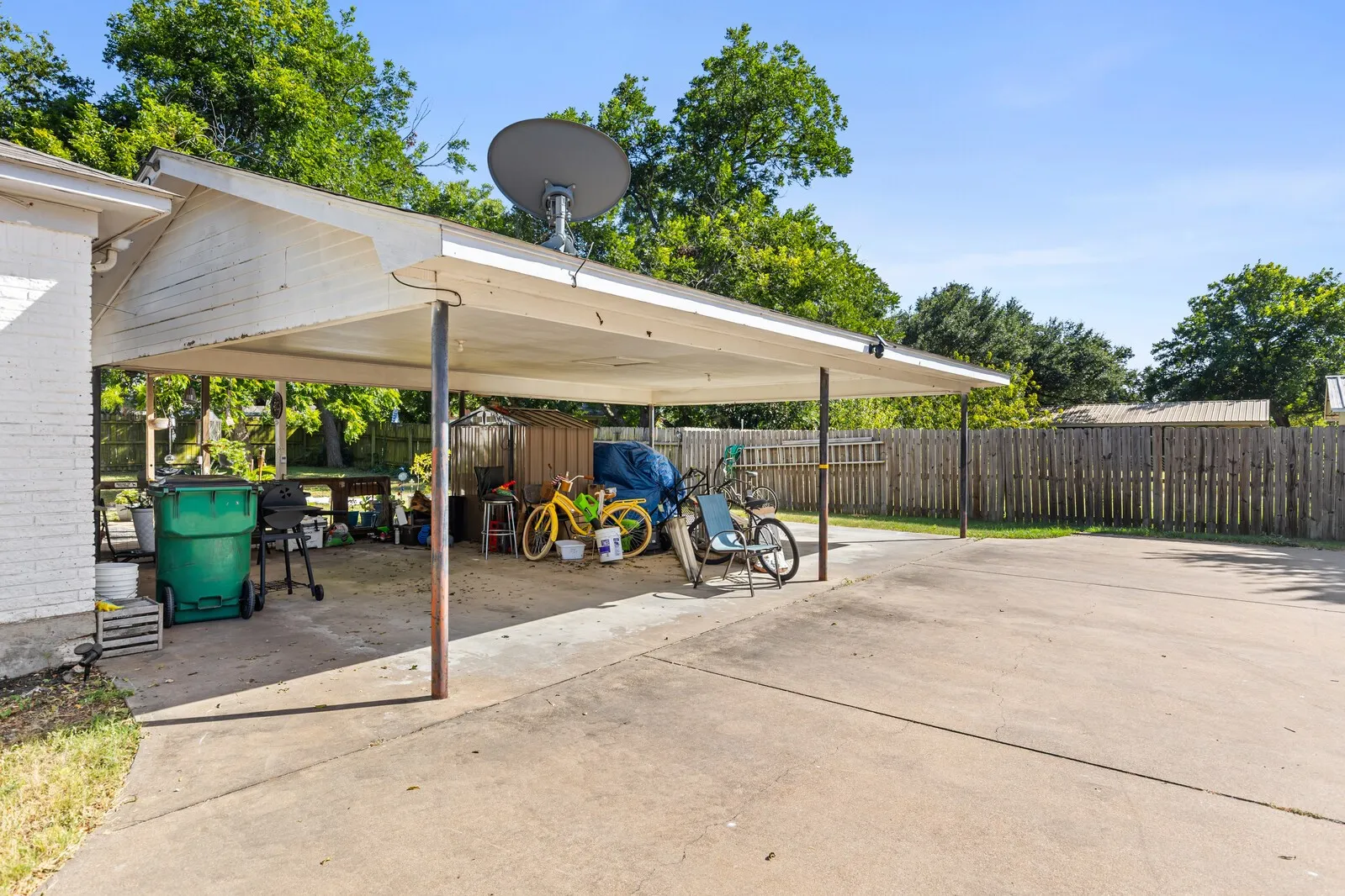 Single Family Residence For Sale in Mc Lennan County , 413 S Tyler Street, Mc Gregor, Texas 76657, 3 Bedroom, 2 Bathroom, Garage spaces, 2,141 Sqft, built in 1955, mls#21328271, Real Estate Agent in Mc Gregor, Homes For Sale in Mc Lennan county, Homes For Sale in Mc Gregor, Realtor in Mc Gregor Texas, Real Estate Brokerage Independent Realty Texas, Luminita Cordes Realtor