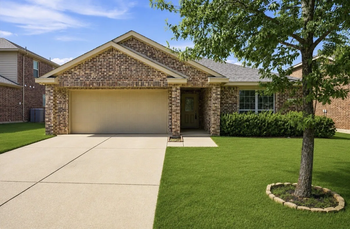 Single Family Residence For Sale in Collin County , 402 Fountain View Lane, Josephine, Texas 75173, 3 Bedroom, 2 Bathroom, 2 Garage spaces, 1,787 Sqft, built in 2013, mls#21328613, Real Estate Agent in Josephine, Homes For Sale in Collin county, Homes For Sale in Josephine, Realtor in Josephine Texas, Real Estate Brokerage Independent Realty Texas, Luminita Cordes Realtor