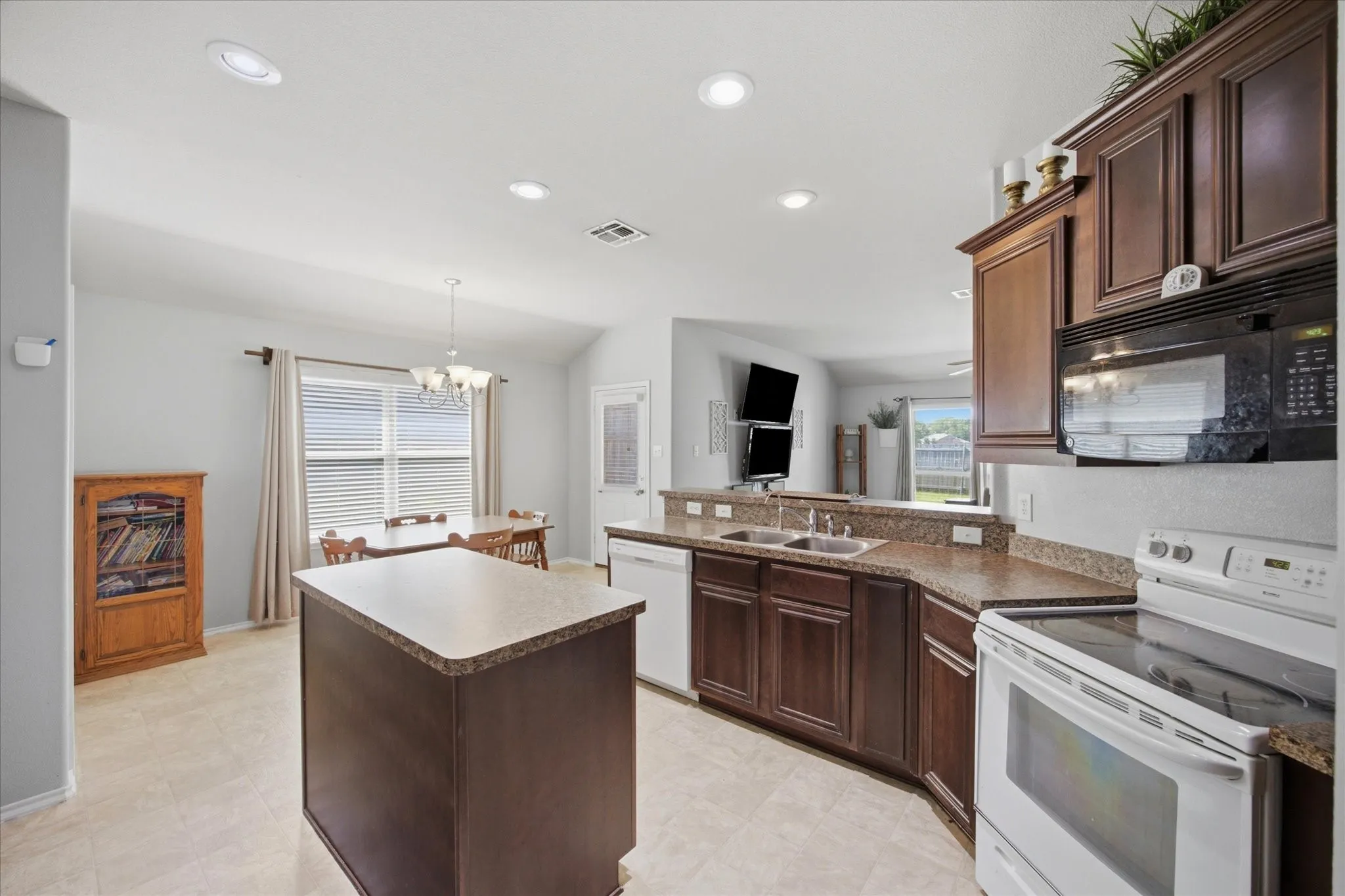 Single Family Residence For Sale in Collin County , 402 Fountain View Lane, Josephine, Texas 75173, 3 Bedroom, 2 Bathroom, 2 Garage spaces, 1,787 Sqft, built in 2013, mls#21328613, Real Estate Agent in Josephine, Homes For Sale in Collin county, Homes For Sale in Josephine, Realtor in Josephine Texas, Real Estate Brokerage Independent Realty Texas, Luminita Cordes Realtor