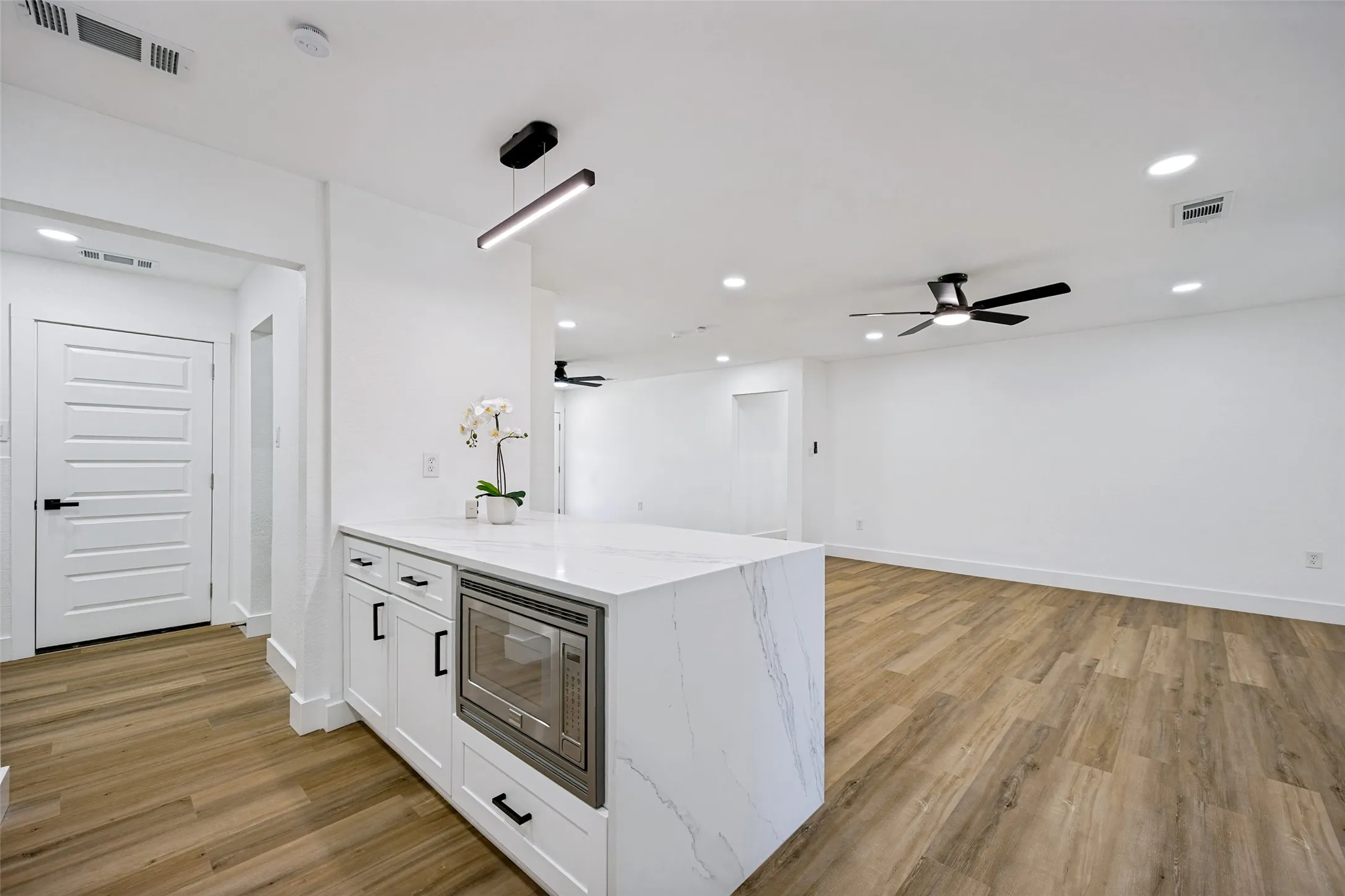 Single Family Residence For Sale in Dallas County , 609 Warren Drive, Garland, Texas 75042, 3 Bedroom, 2 Bathroom, 1 Garage spaces, 1,661 Sqft, built in 1959, mls#21315317, Real Estate Agent in Garland, Homes For Sale in Dallas county, Homes For Sale in Garland, Realtor in Garland Texas, Real Estate Brokerage Independent Realty Texas, Luminita Cordes Realtor
