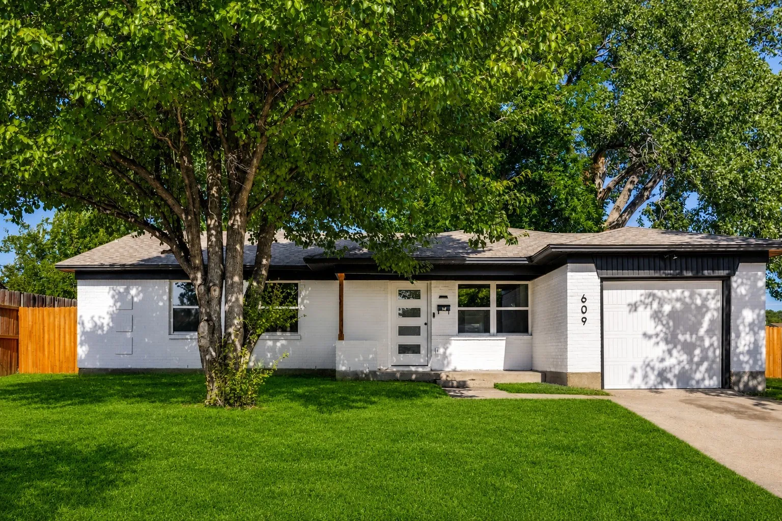 Single Family Residence For Sale in Dallas County , 609 Warren Drive, Garland, Texas 75042, 3 Bedroom, 2 Bathroom, 1 Garage spaces, 1,661 Sqft, built in 1959, mls#21315317, Real Estate Agent in Garland, Homes For Sale in Dallas county, Homes For Sale in Garland, Realtor in Garland Texas, Real Estate Brokerage Independent Realty Texas, Luminita Cordes Realtor