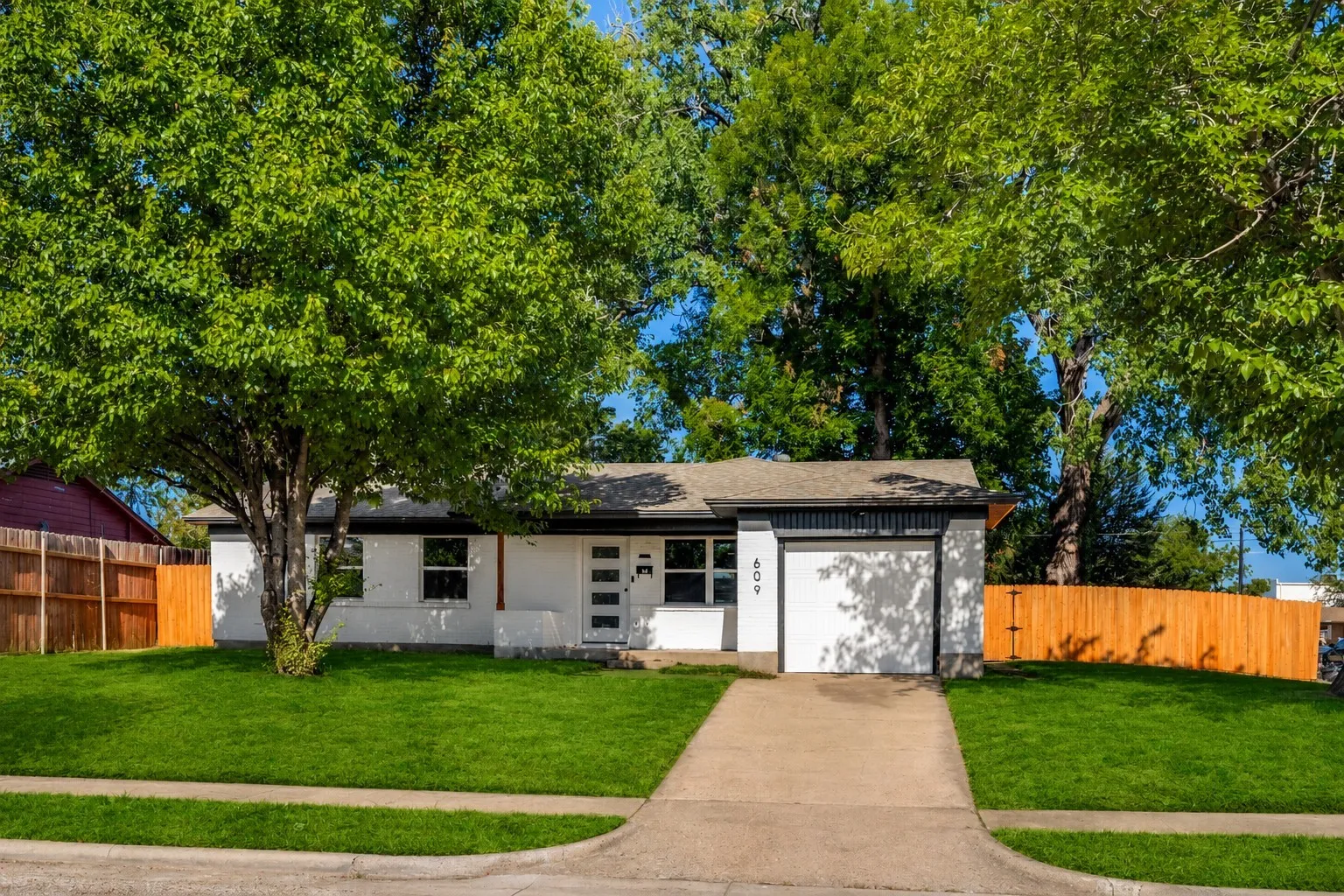 Single Family Residence For Sale in Dallas County , 609 Warren Drive, Garland, Texas 75042, 3 Bedroom, 2 Bathroom, 1 Garage spaces, 1,661 Sqft, built in 1959, mls#21315317, Real Estate Agent in Garland, Homes For Sale in Dallas county, Homes For Sale in Garland, Realtor in Garland Texas, Real Estate Brokerage Independent Realty Texas, Luminita Cordes Realtor