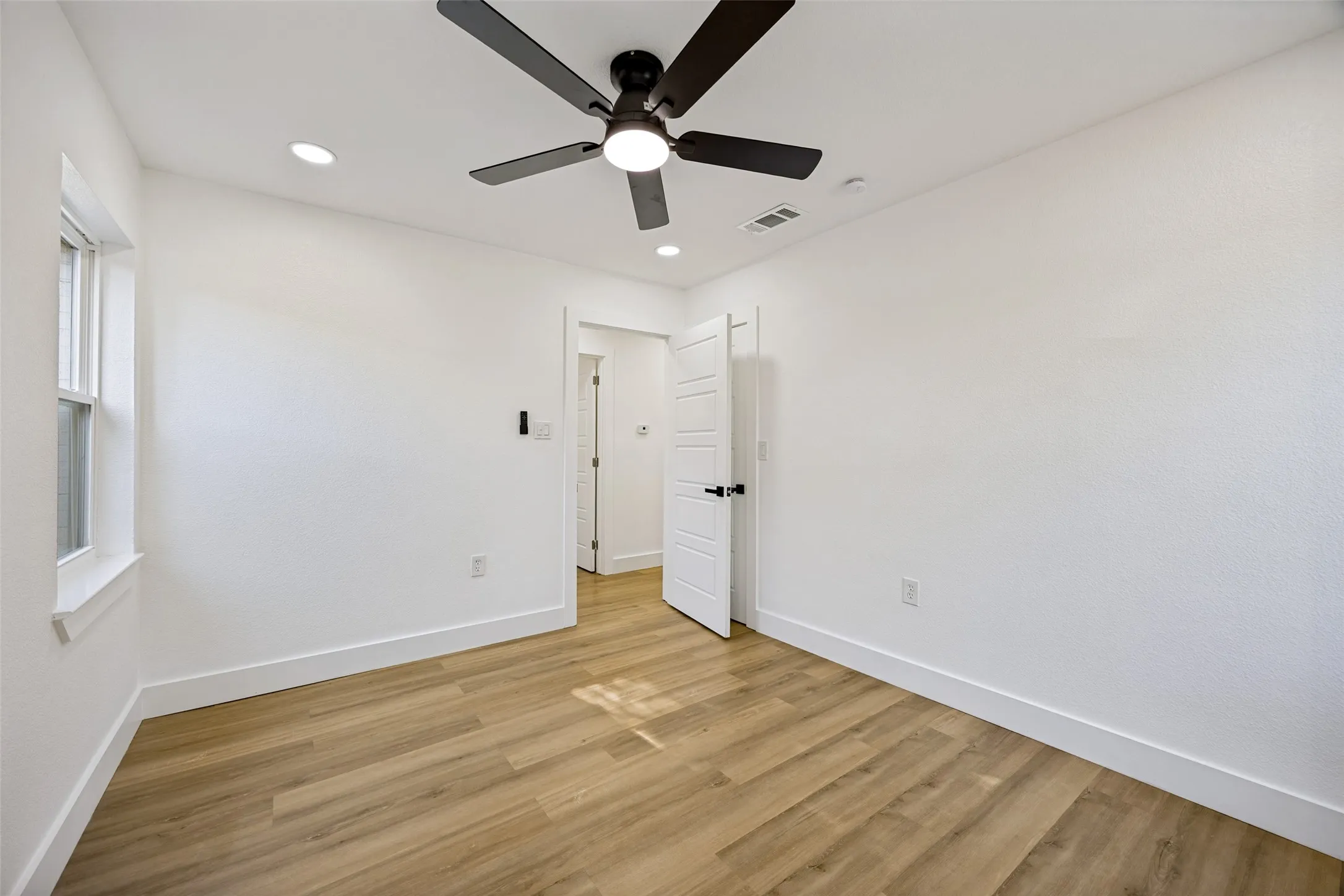 Single Family Residence For Sale in Dallas County , 609 Warren Drive, Garland, Texas 75042, 3 Bedroom, 2 Bathroom, 1 Garage spaces, 1,661 Sqft, built in 1959, mls#21315317, Real Estate Agent in Garland, Homes For Sale in Dallas county, Homes For Sale in Garland, Realtor in Garland Texas, Real Estate Brokerage Independent Realty Texas, Luminita Cordes Realtor