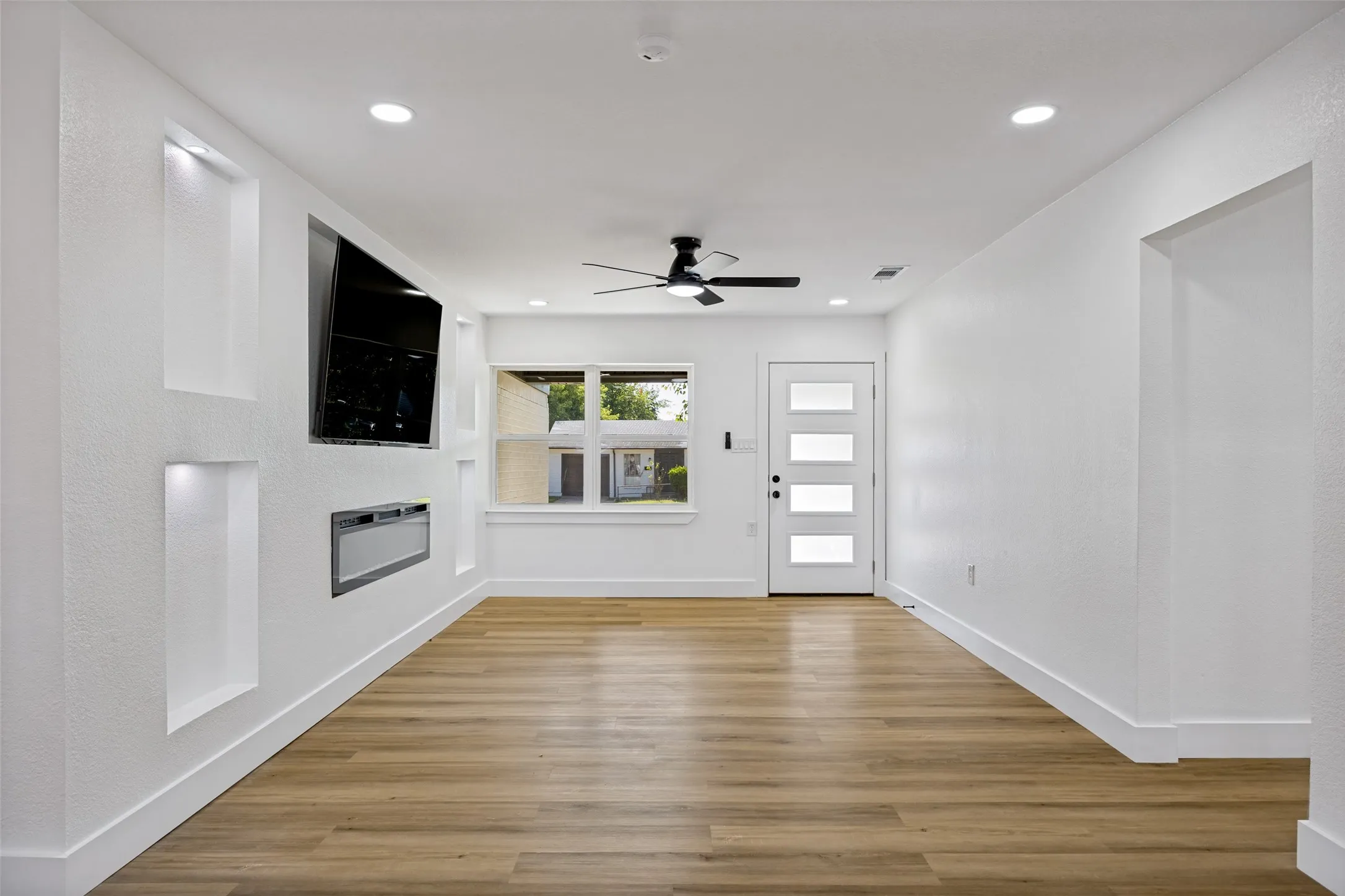 Single Family Residence For Sale in Dallas County , 609 Warren Drive, Garland, Texas 75042, 3 Bedroom, 2 Bathroom, 1 Garage spaces, 1,661 Sqft, built in 1959, mls#21315317, Real Estate Agent in Garland, Homes For Sale in Dallas county, Homes For Sale in Garland, Realtor in Garland Texas, Real Estate Brokerage Independent Realty Texas, Luminita Cordes Realtor