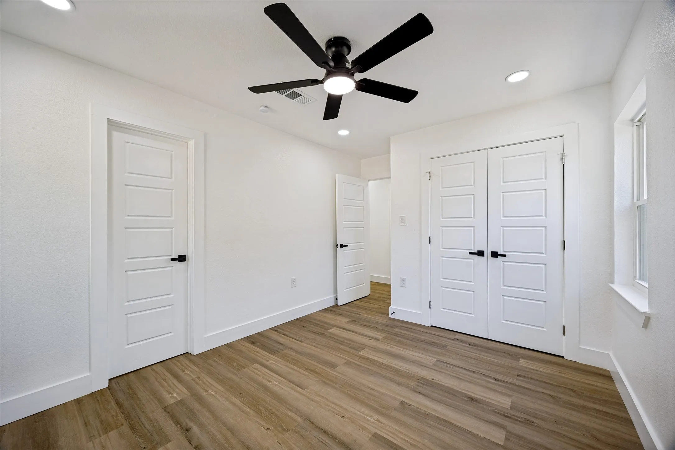Single Family Residence For Sale in Dallas County , 609 Warren Drive, Garland, Texas 75042, 3 Bedroom, 2 Bathroom, 1 Garage spaces, 1,661 Sqft, built in 1959, mls#21315317, Real Estate Agent in Garland, Homes For Sale in Dallas county, Homes For Sale in Garland, Realtor in Garland Texas, Real Estate Brokerage Independent Realty Texas, Luminita Cordes Realtor