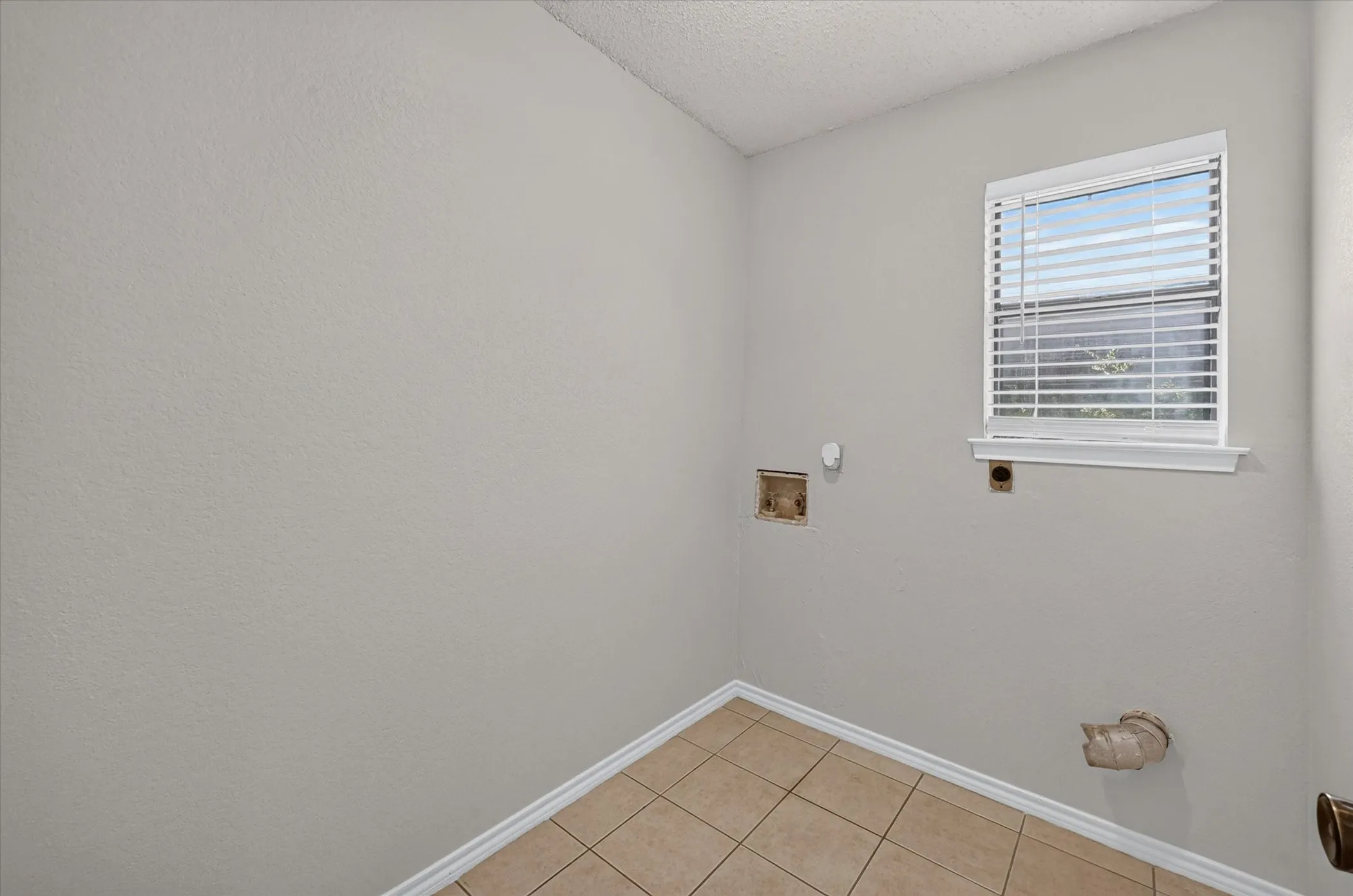 Single Family Residence For Sale in Tarrant County , 6549 High Lawn Terrace, Watauga, Texas 76148, 3 Bedroom, 2 Bathroom, 2 Garage spaces, 1,382 Sqft, built in 1983, mls#21328307, Real Estate Agent in Watauga, Homes For Sale in Tarrant county, Homes For Sale in Watauga, Realtor in Watauga Texas, Real Estate Brokerage Independent Realty Texas, Luminita Cordes Realtor