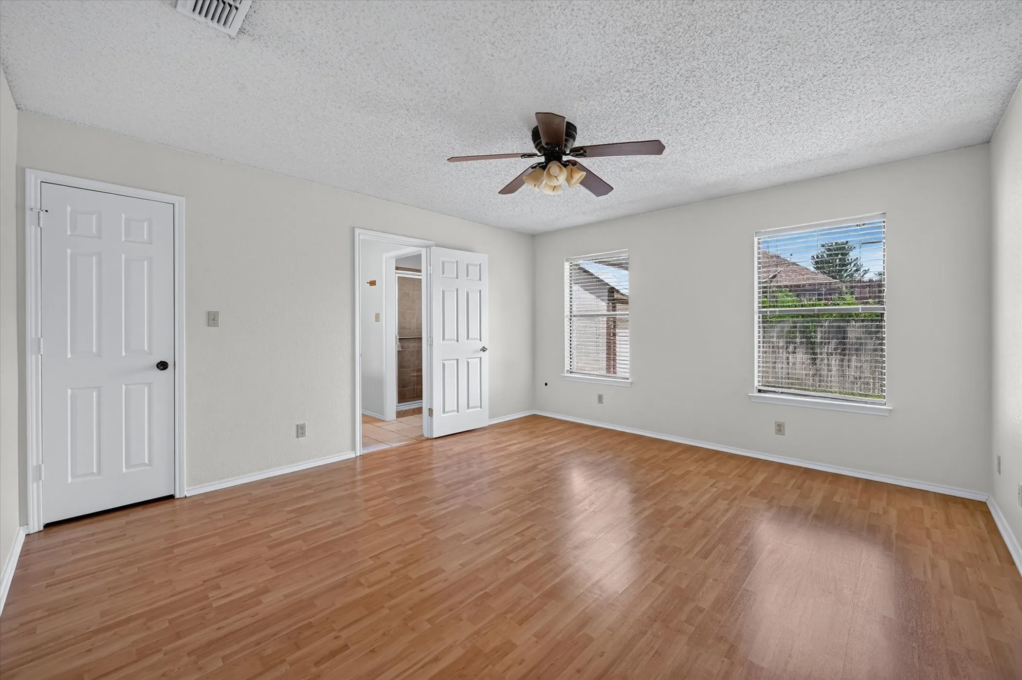 Single Family Residence For Sale in Tarrant County , 6549 High Lawn Terrace, Watauga, Texas 76148, 3 Bedroom, 2 Bathroom, 2 Garage spaces, 1,382 Sqft, built in 1983, mls#21328307, Real Estate Agent in Watauga, Homes For Sale in Tarrant county, Homes For Sale in Watauga, Realtor in Watauga Texas, Real Estate Brokerage Independent Realty Texas, Luminita Cordes Realtor