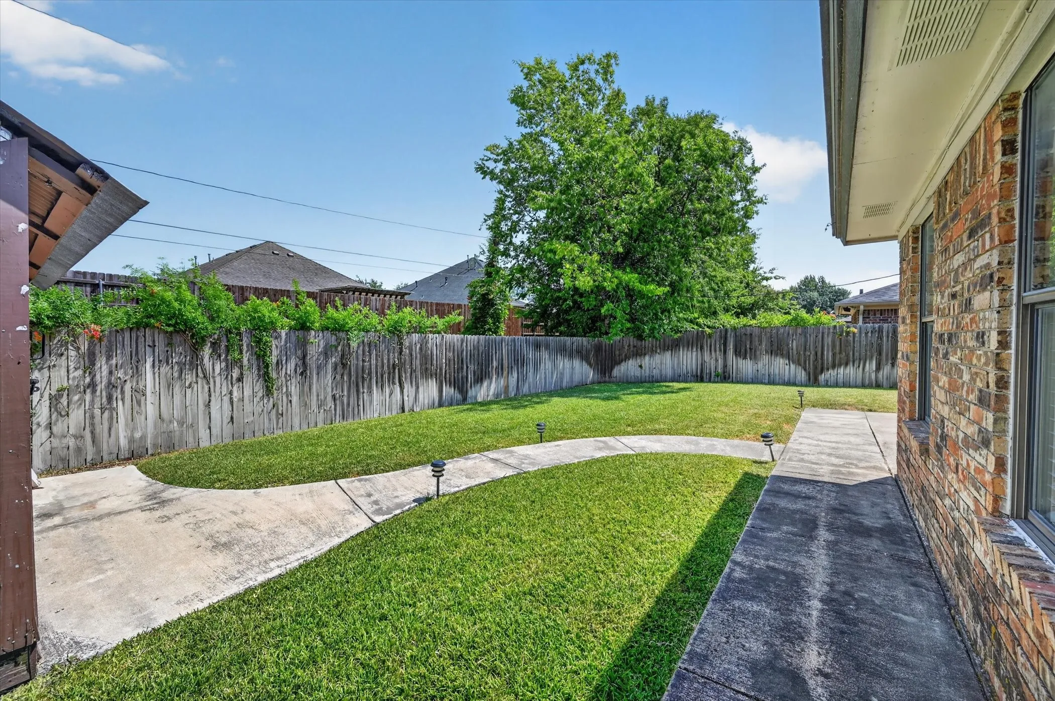Single Family Residence For Sale in Tarrant County , 6549 High Lawn Terrace, Watauga, Texas 76148, 3 Bedroom, 2 Bathroom, 2 Garage spaces, 1,382 Sqft, built in 1983, mls#21328307, Real Estate Agent in Watauga, Homes For Sale in Tarrant county, Homes For Sale in Watauga, Realtor in Watauga Texas, Real Estate Brokerage Independent Realty Texas, Luminita Cordes Realtor